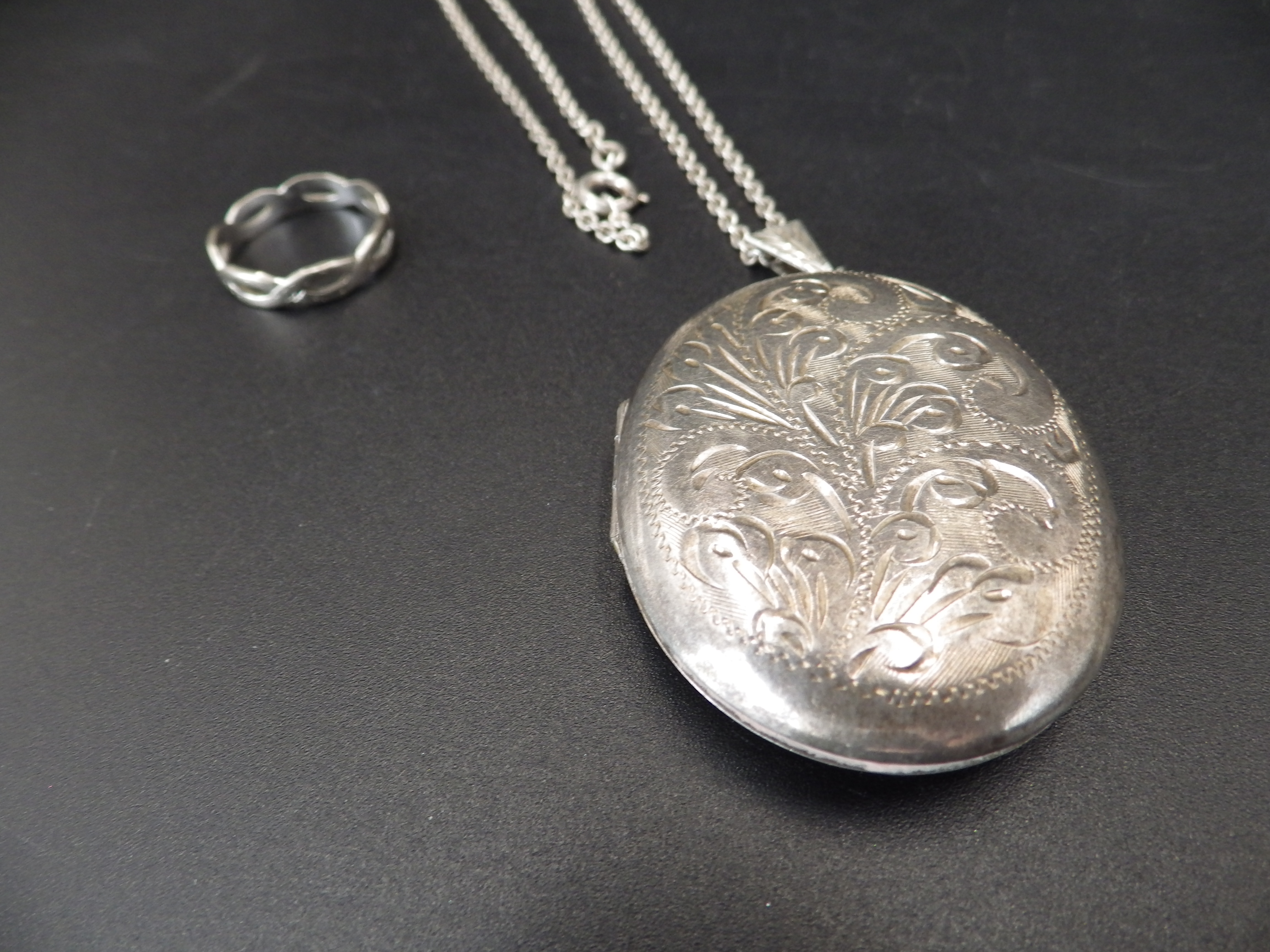 A silver hallmarked locket on a chain (Birmingham 1978) and a silver ring size M, total lot weight - Image 2 of 4