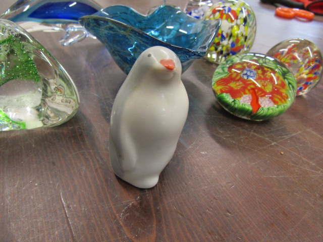 Glass paperweights, animals, dish Wedgwood and Mdina plus a USSR penguin - Image 2 of 8