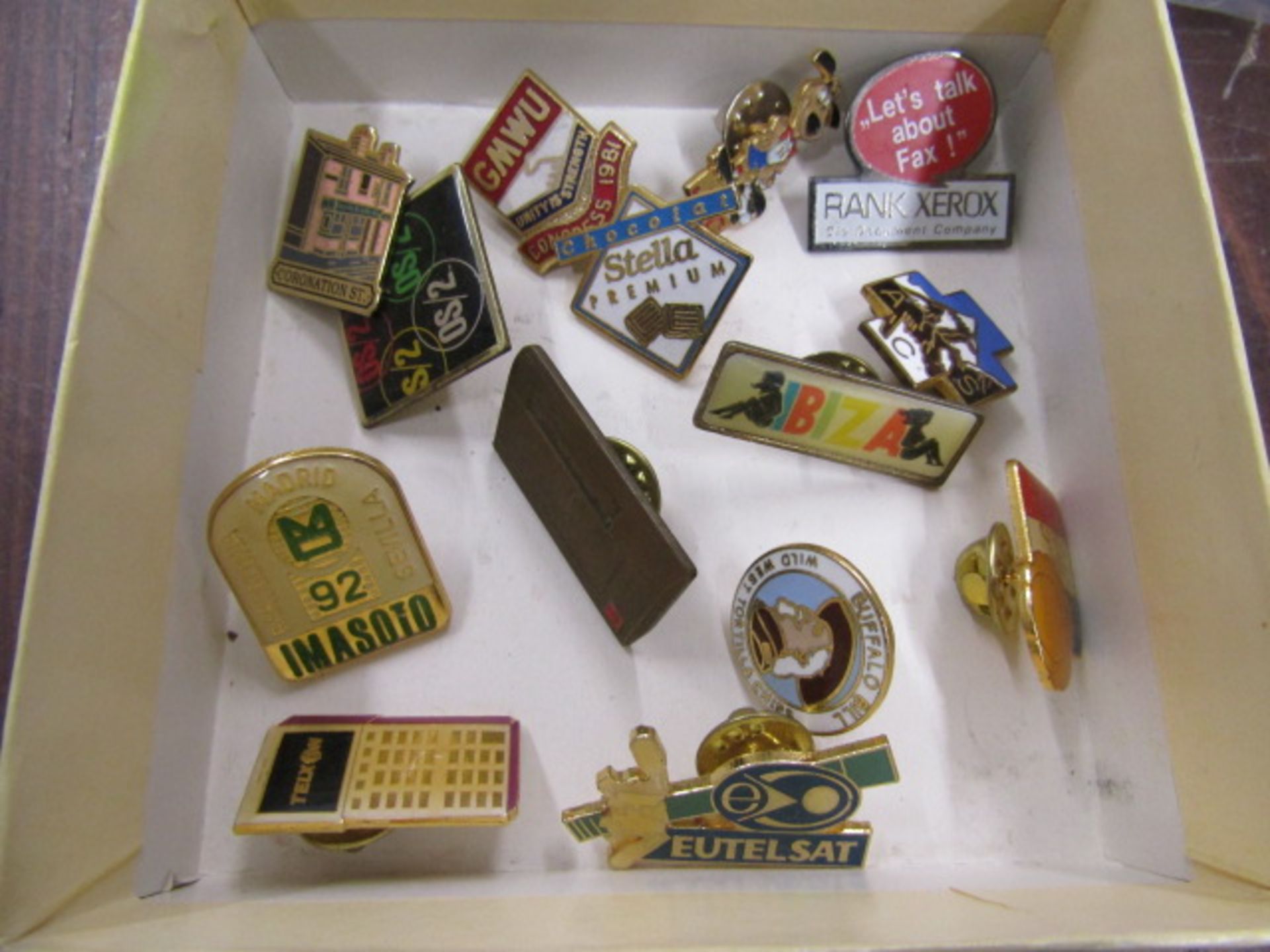 Costume jewellery and pin badges - Image 2 of 4