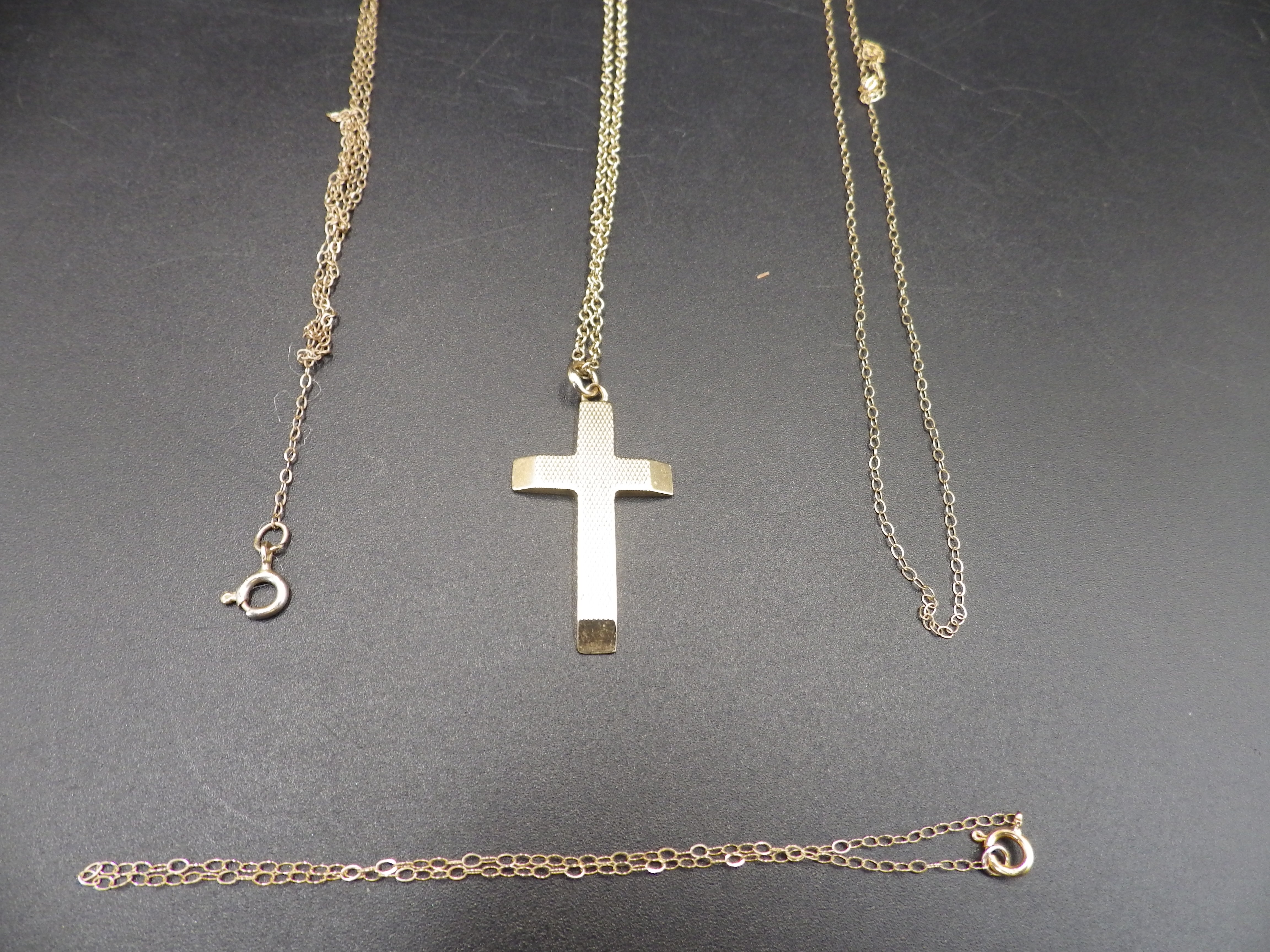 9ct gold cross on chain 6.08g plus a 9ct gold bracelet, and 2, 9ct gold necklaces 1.51g - total - Image 2 of 2