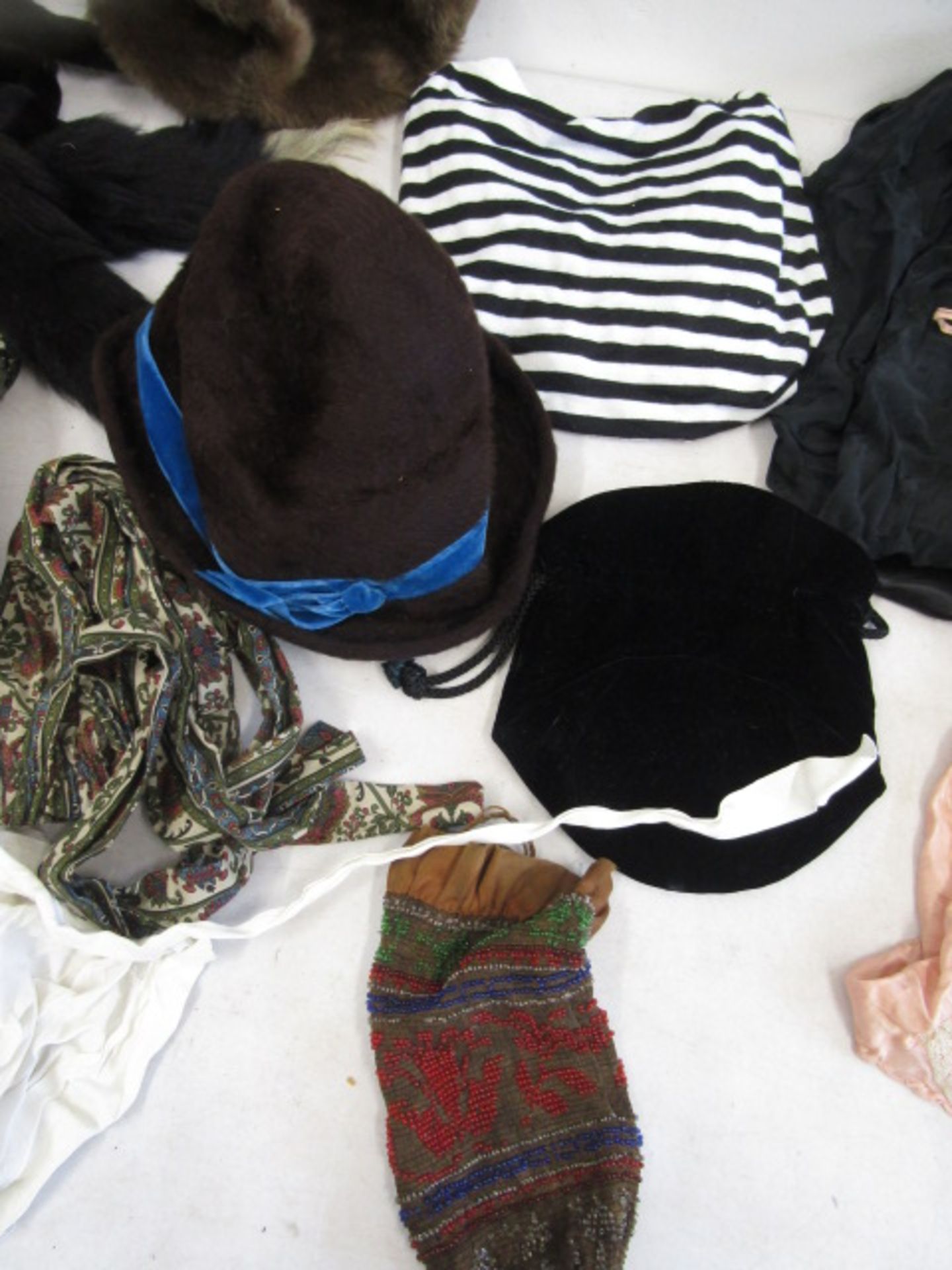 Vintage clothing inc slips, dresses, jacket, fur stoles and shrug, bags and scarves along with a - Image 5 of 16