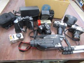 Various camera's, video camera and binoculars