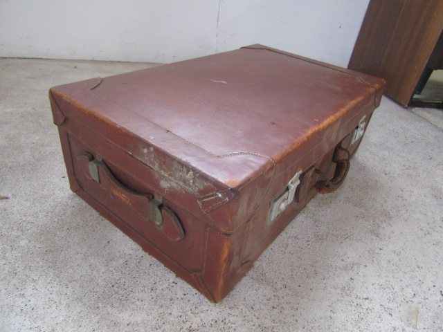 Leather bound suitcase with internal tray - Image 3 of 5