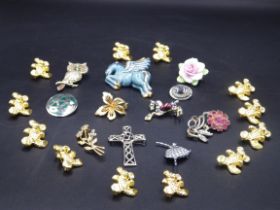 23 brooches, some in boxes