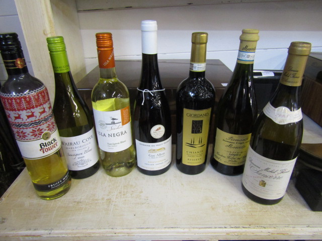 Mixed lot of White wines to include  Isle Negra Sauvignon Blanc 12.5%vol 75cl 2008 Domaine Michel