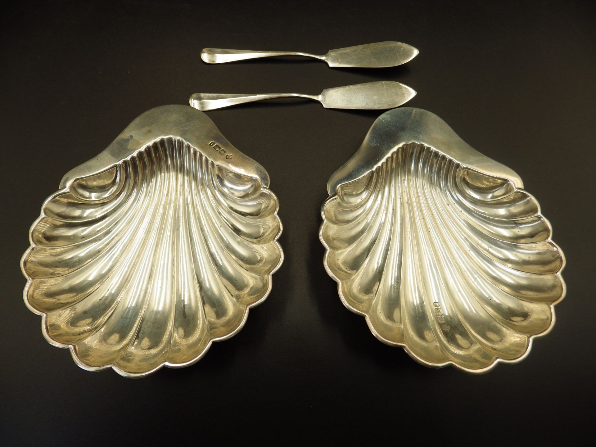 A pair of cased silver scallop shell shaped butter dishes and knives. Hallmarked - Sheffield 1901 by - Image 4 of 5