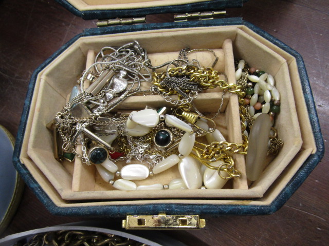 Vintage costume jewellery with 2 cases - Image 2 of 4