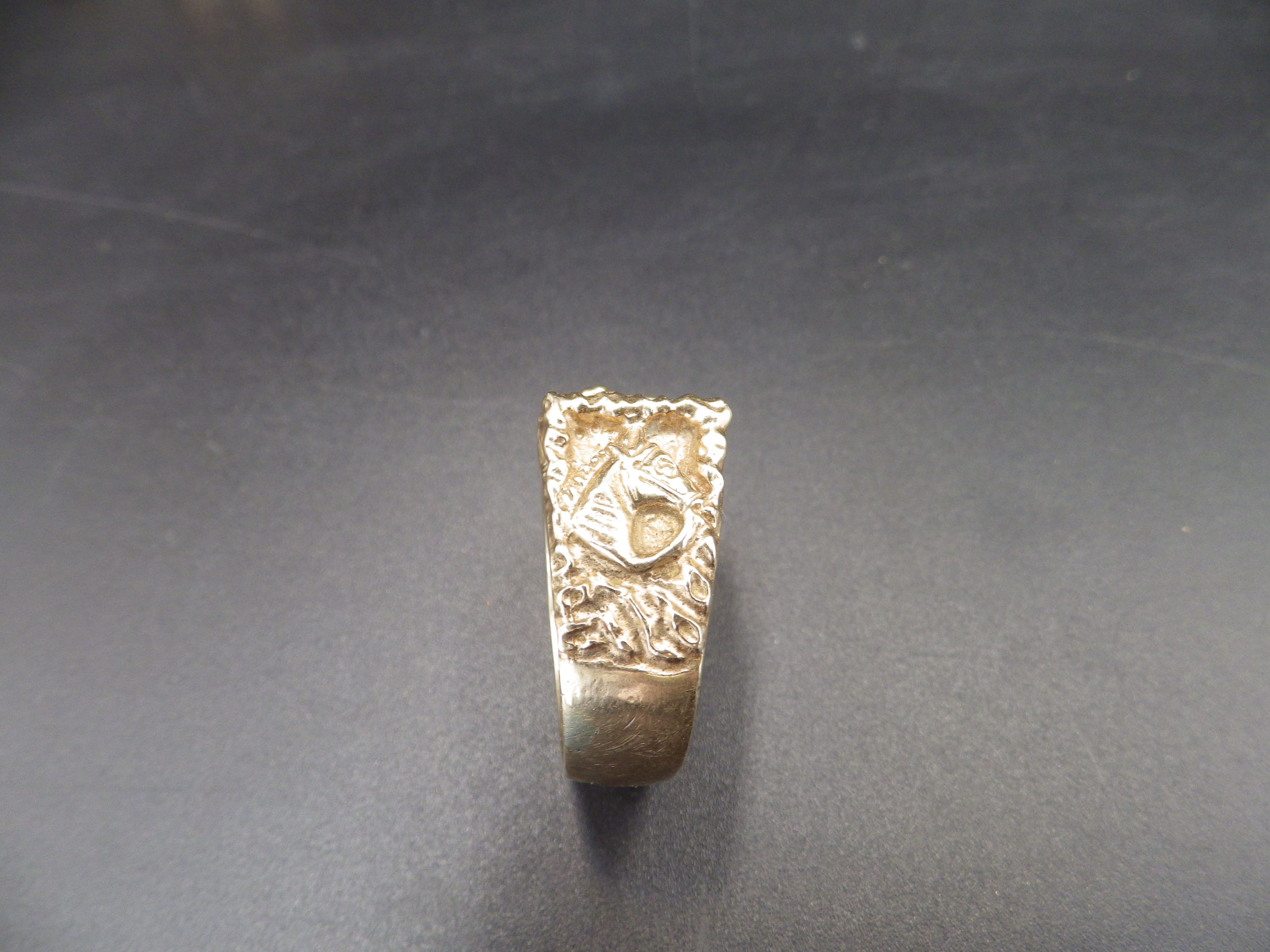 9ct gold ring with the image of a Horse head surrounded by a horseshoe, hallmarked London size X, - Image 3 of 4