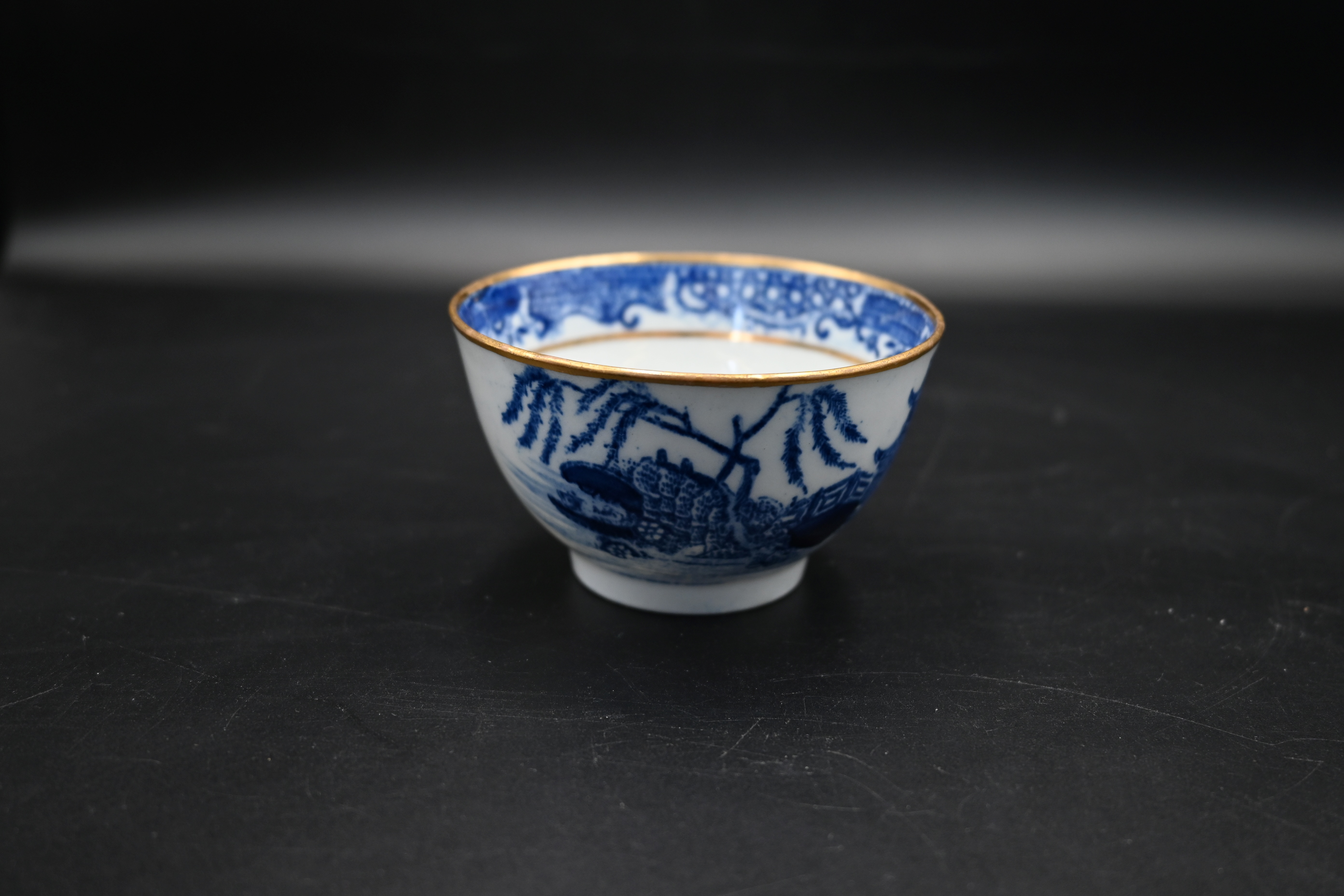 3 pieces of New Hall blue and white porcelain in the willow pattern to incl tea bowl and saucer - Image 6 of 8