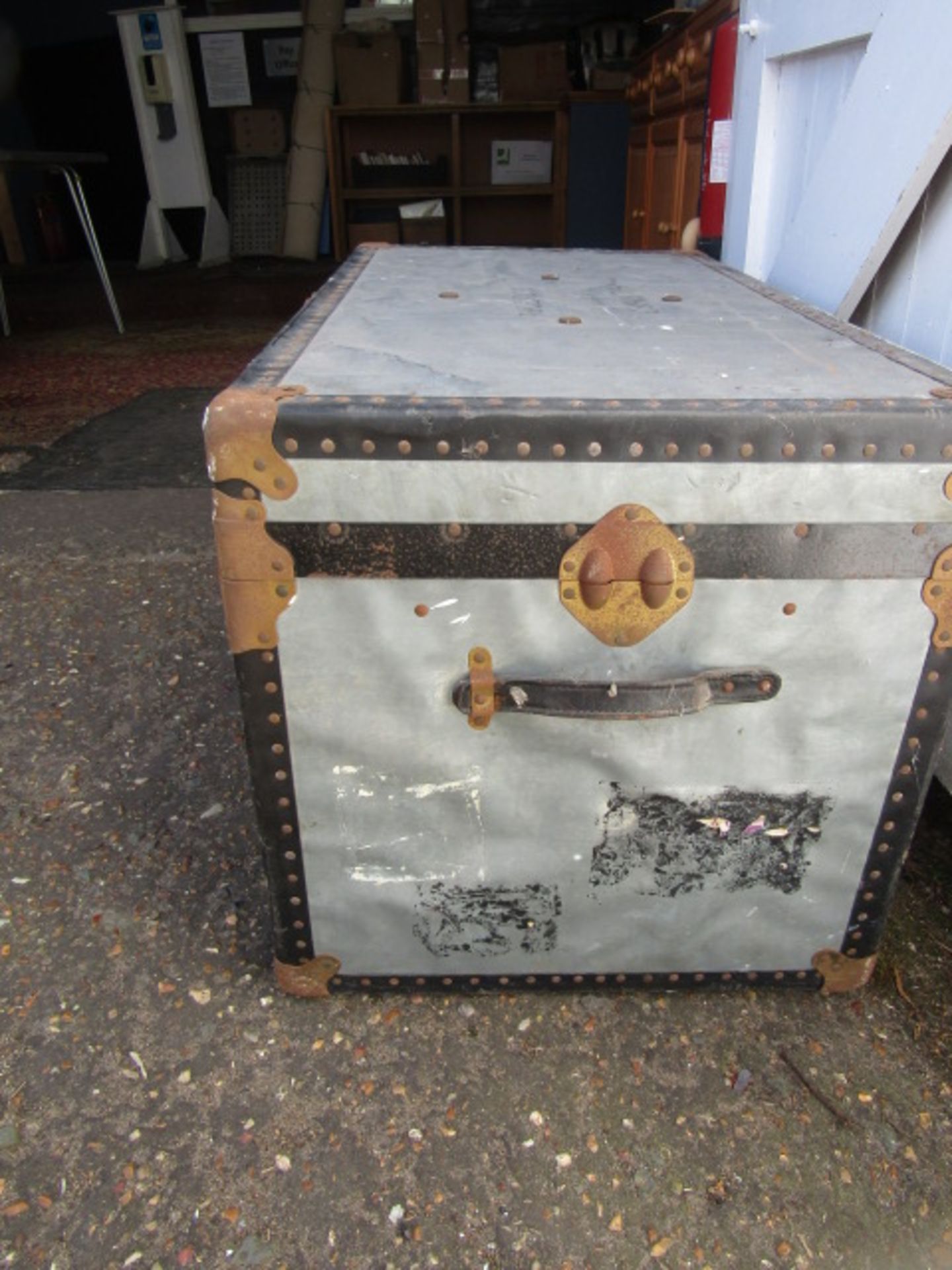 2 travelling trunks, one with interior tray - Image 6 of 14