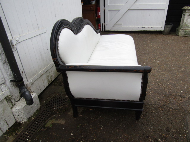 A chaise longue with white leather/ette upholstery on a black frame - Image 4 of 5