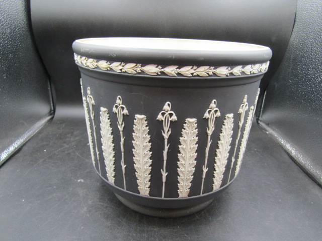 A black Wedgwood plant pot 23cmH 25cmDia in good condition with no damage or repairs, a few scuff - Image 3 of 11