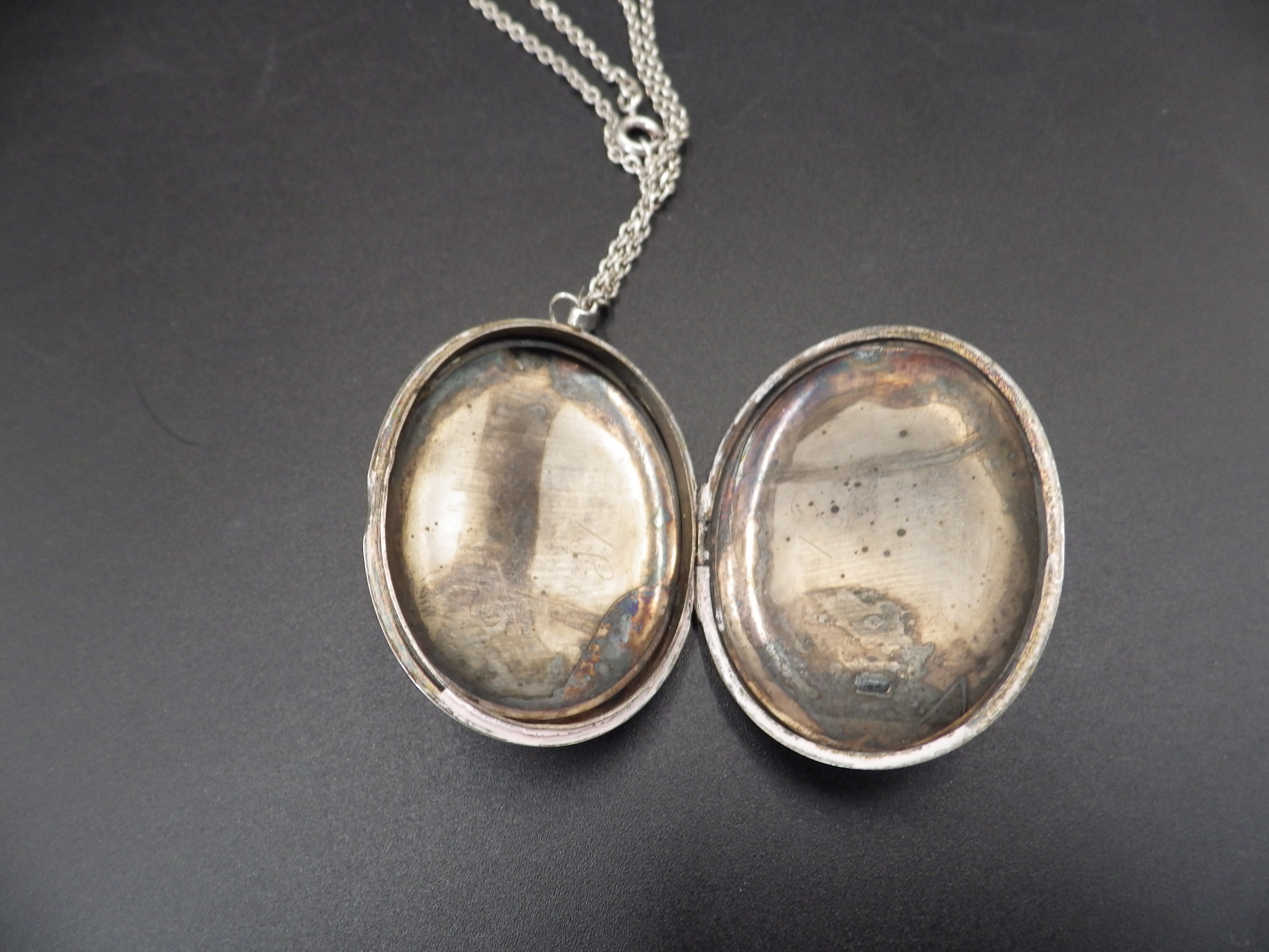 A silver hallmarked locket on a chain (Birmingham 1978) and a silver ring size M, total lot weight - Image 3 of 4