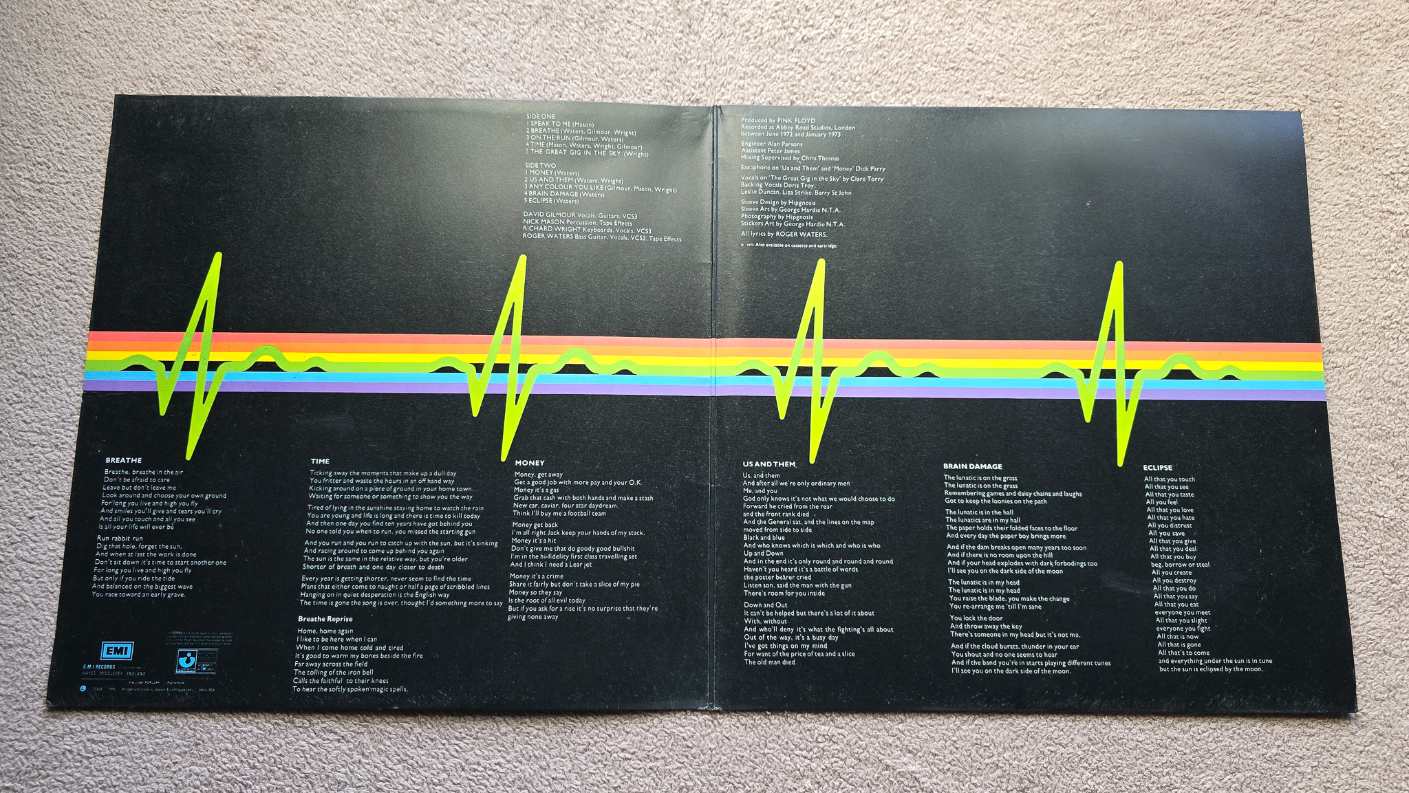 Pink Floyd – The Dark Side Of The Moon early UK Vinyl LP + 2 Posters & Sticker - Image 4 of 11