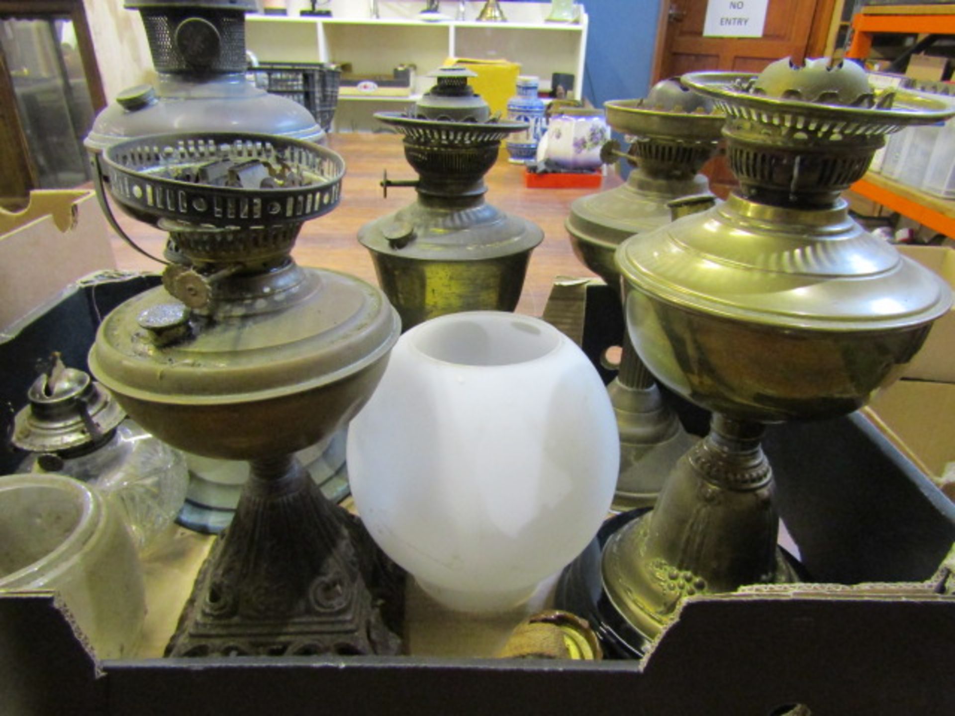 Various oil lamps with a box of funnels and some shades - Image 2 of 4