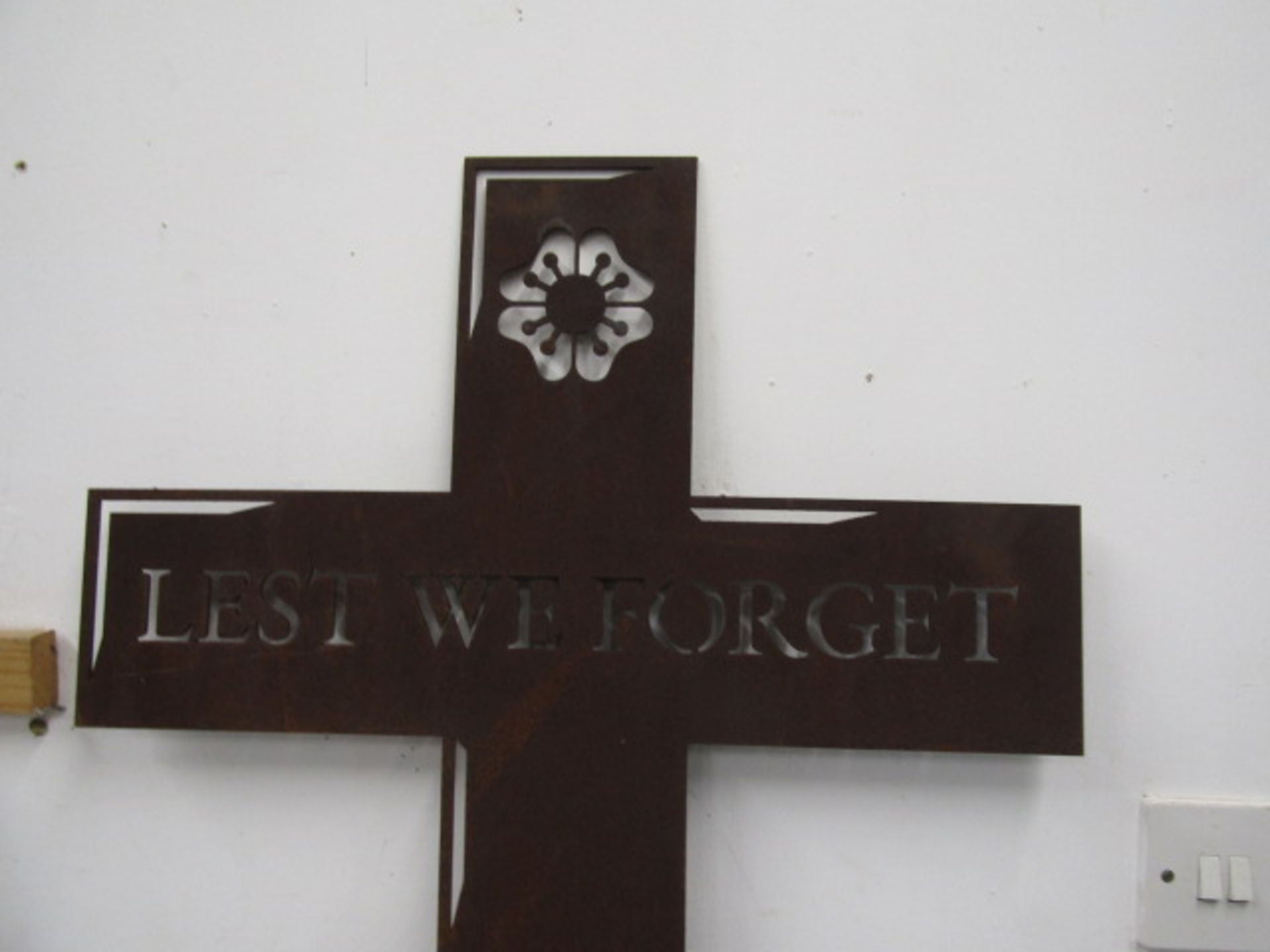 Rustic metal 'Lest we Forget' metal garden cross 100cmH - Image 2 of 2