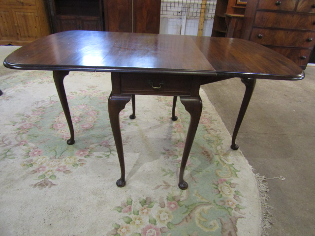 A mahogany gate leg table with drawer - Image 3 of 4