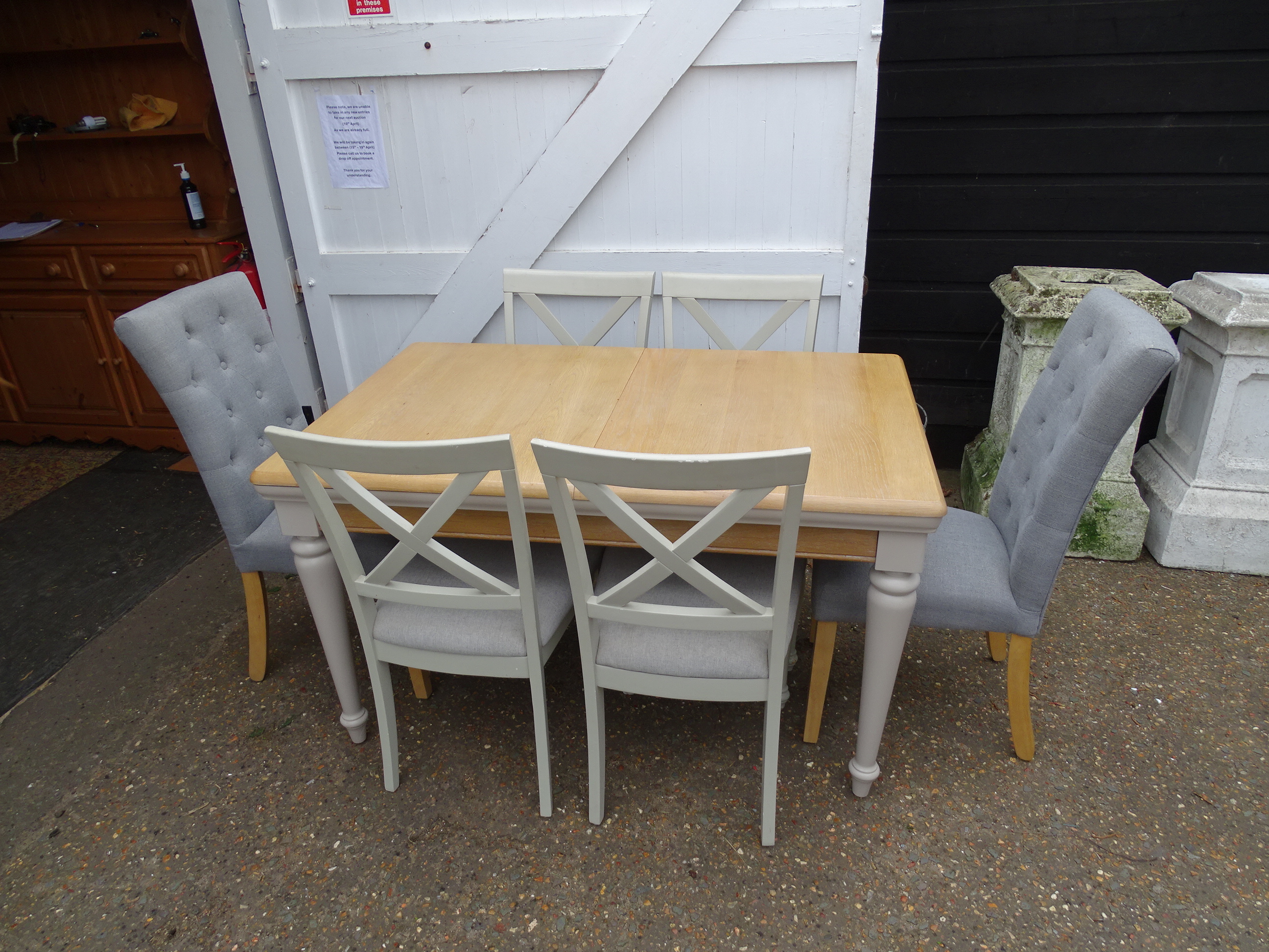 Extending dining table with 6 upholstered chairs