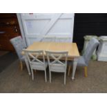 Extending dining table with 6 upholstered chairs
