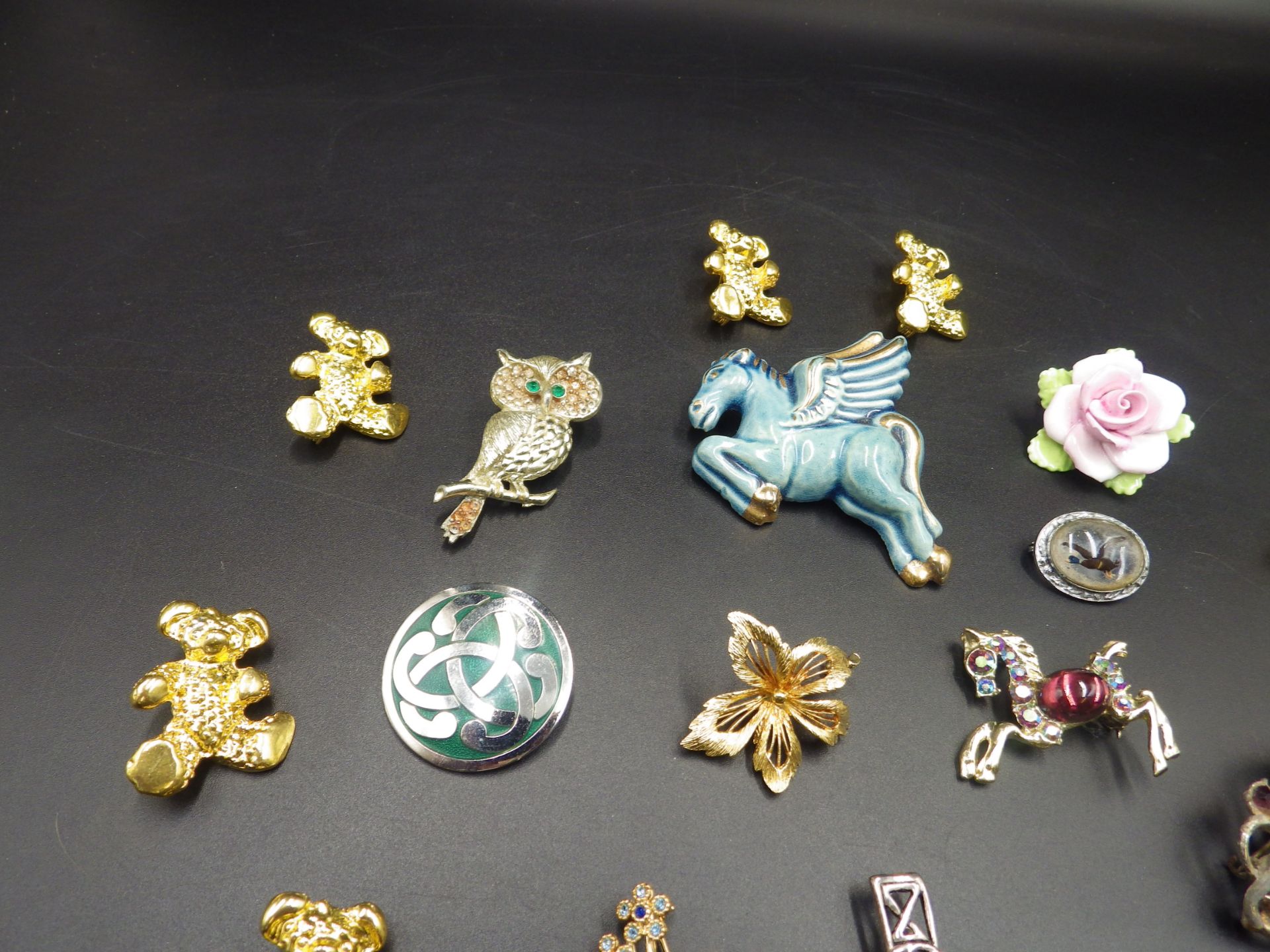 23 brooches, some in boxes - Image 2 of 4