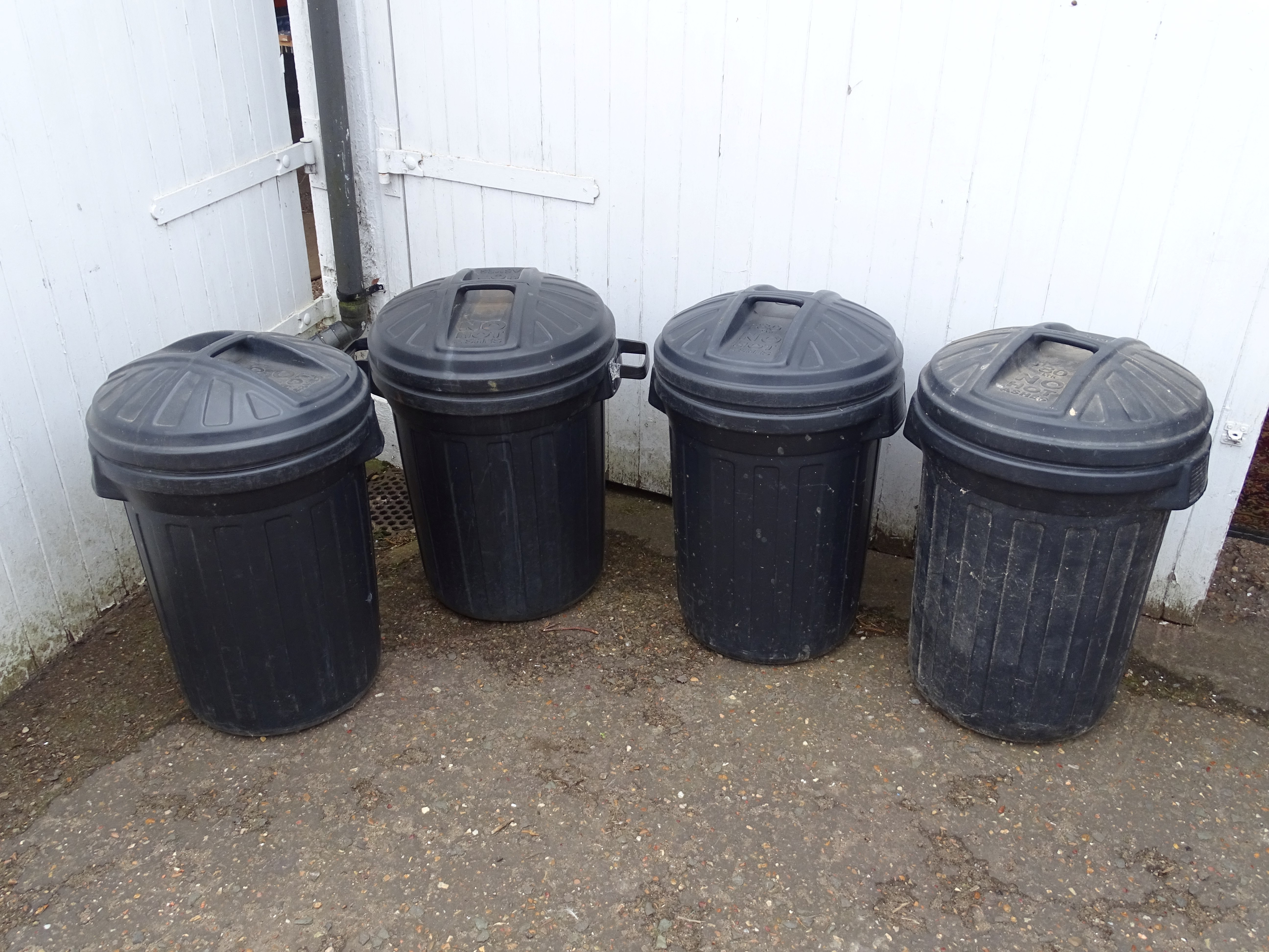 4 Plastic dustbins with lids