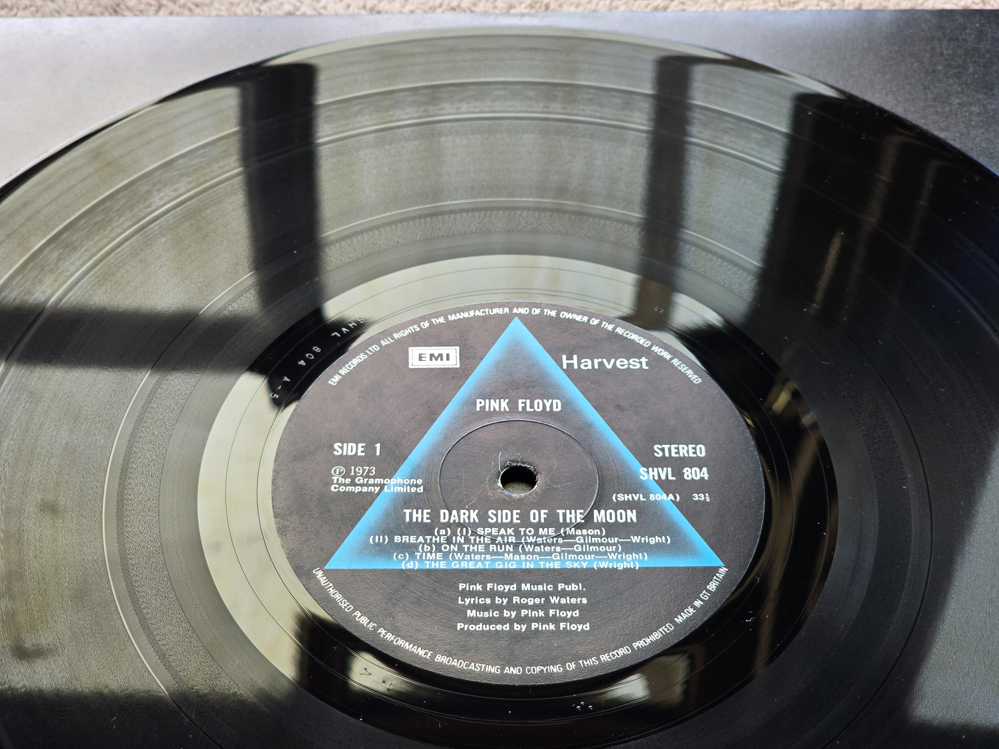 Pink Floyd – The Dark Side Of The Moon early UK Vinyl LP + 2 Posters & Sticker - Image 6 of 11
