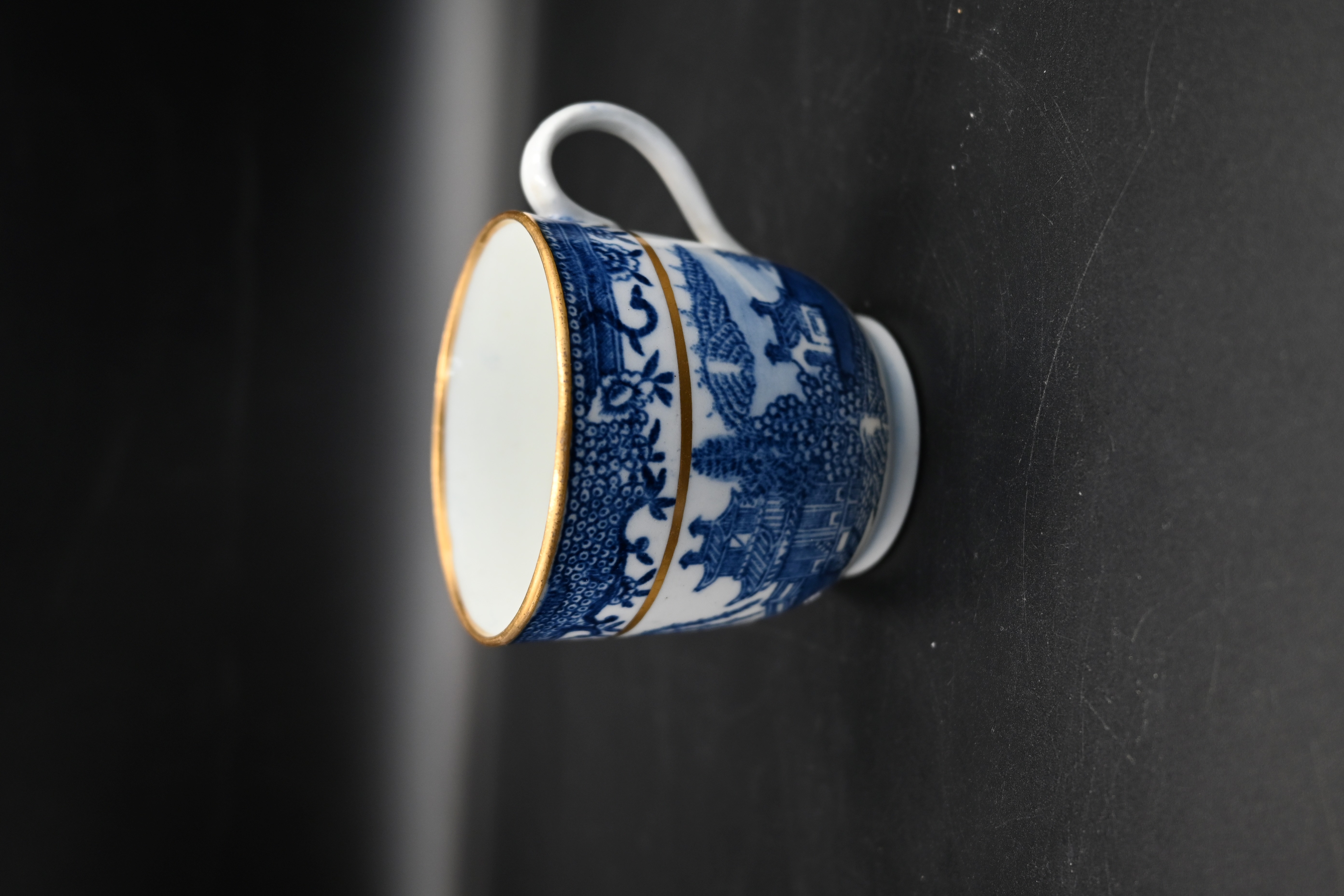 3 pieces of New Hall blue and white porcelain in the willow pattern to incl tea bowl and saucer - Image 3 of 8