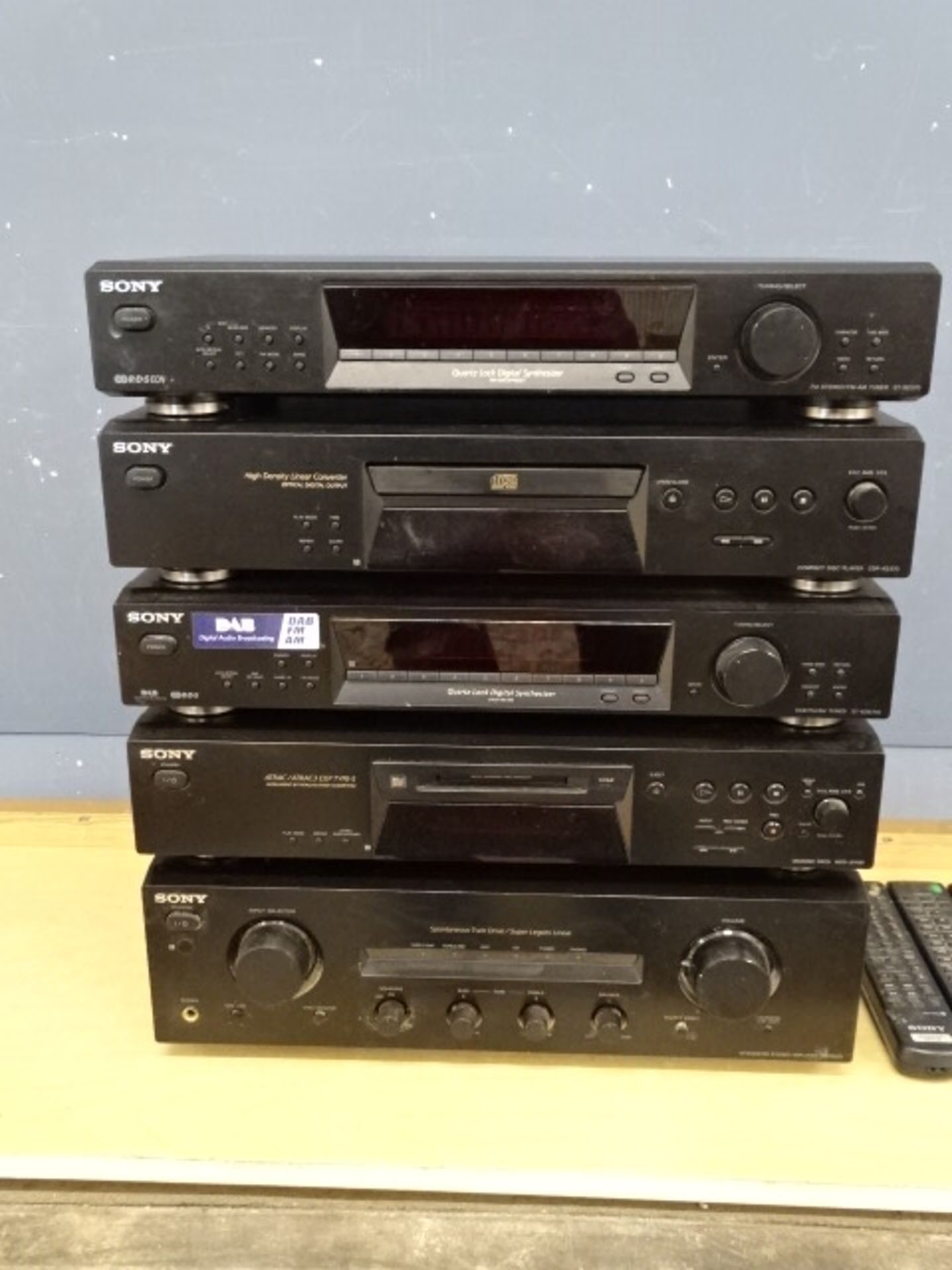 Sony stereo amplifier, Minidisc deck, DAB tuner, CD player and FM/AM tuner with 4 remotes from a - Image 3 of 8