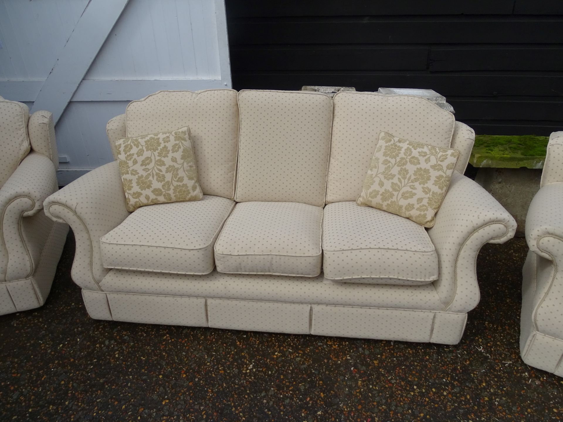 3 Seater sofa and 2 armchairs  in good. very clean condition - Image 3 of 4