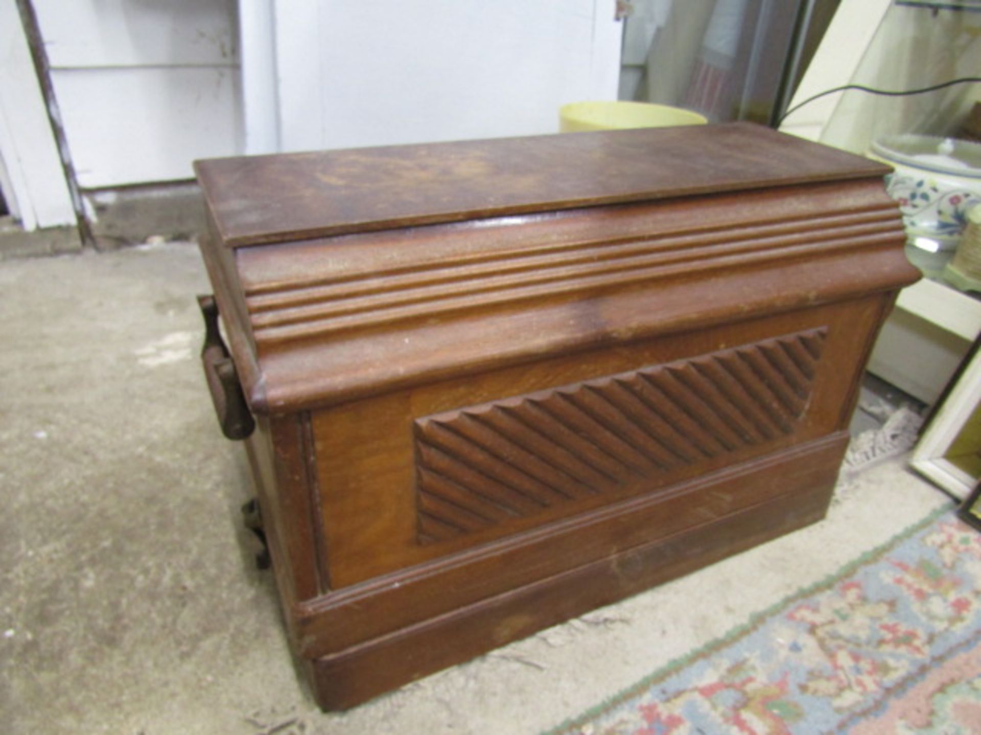 Vintage Singer sewing machine in wooden case - Image 3 of 3