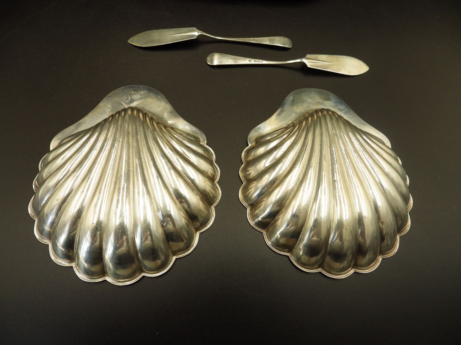 A pair of cased silver scallop shell shaped butter dishes and knives. Hallmarked - Sheffield 1901 by - Image 3 of 5
