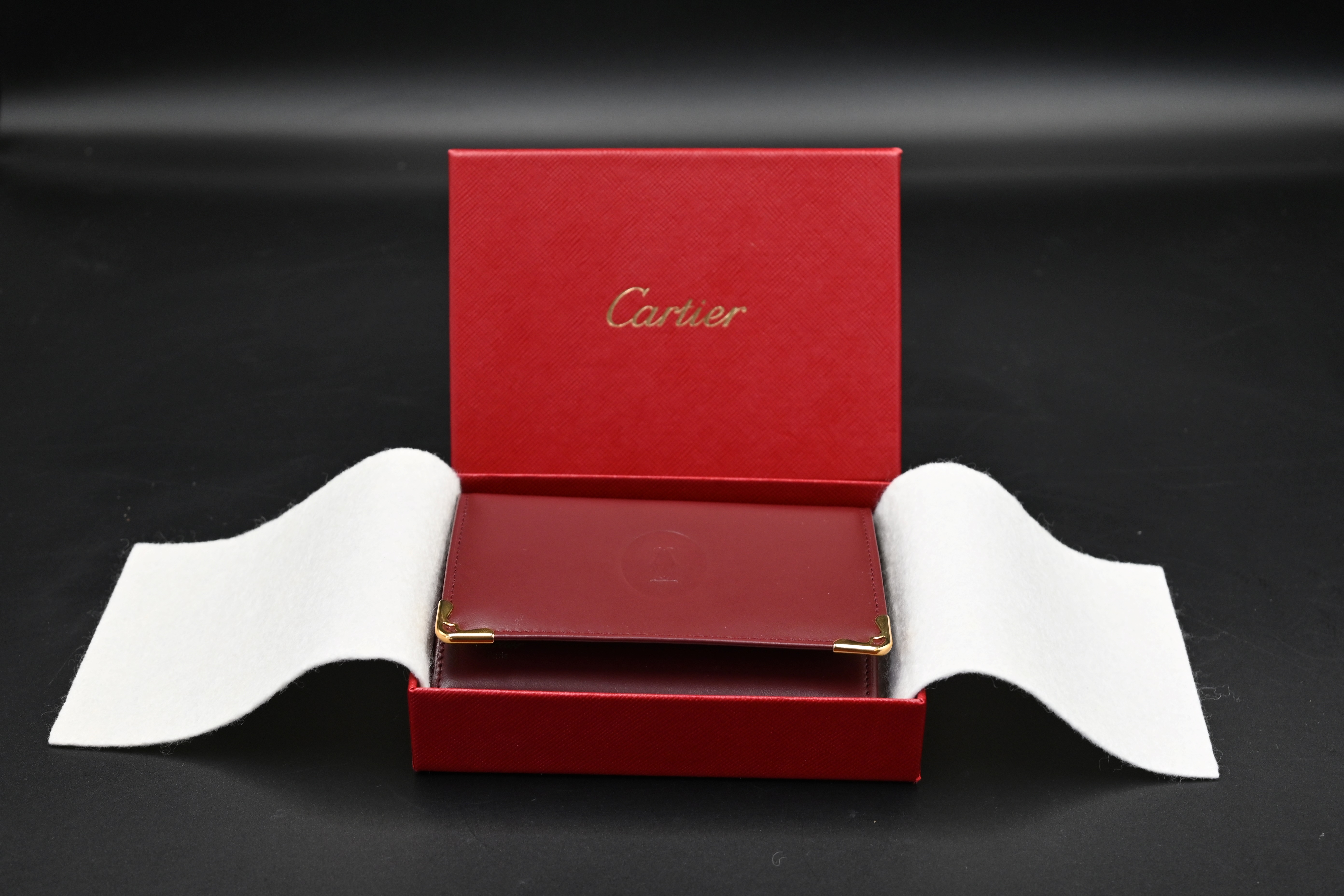 Cartier calf skin leather credit card wallet embossed with makers logo to centre,and with gold - Image 2 of 7