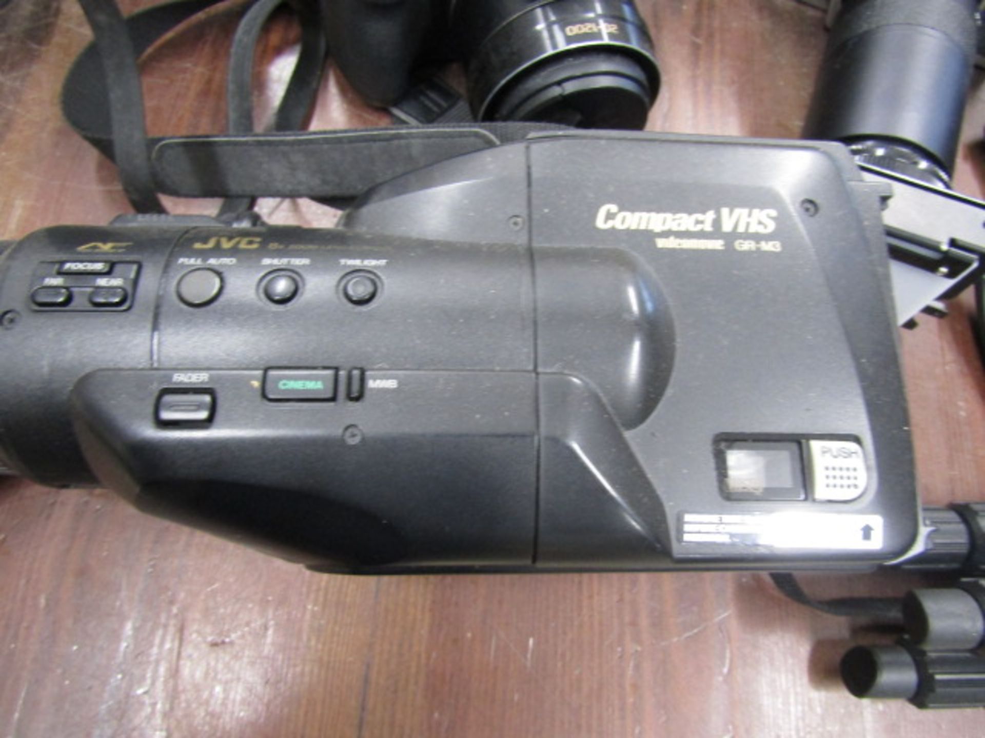 Various camera's, video camera and binoculars - Image 2 of 9