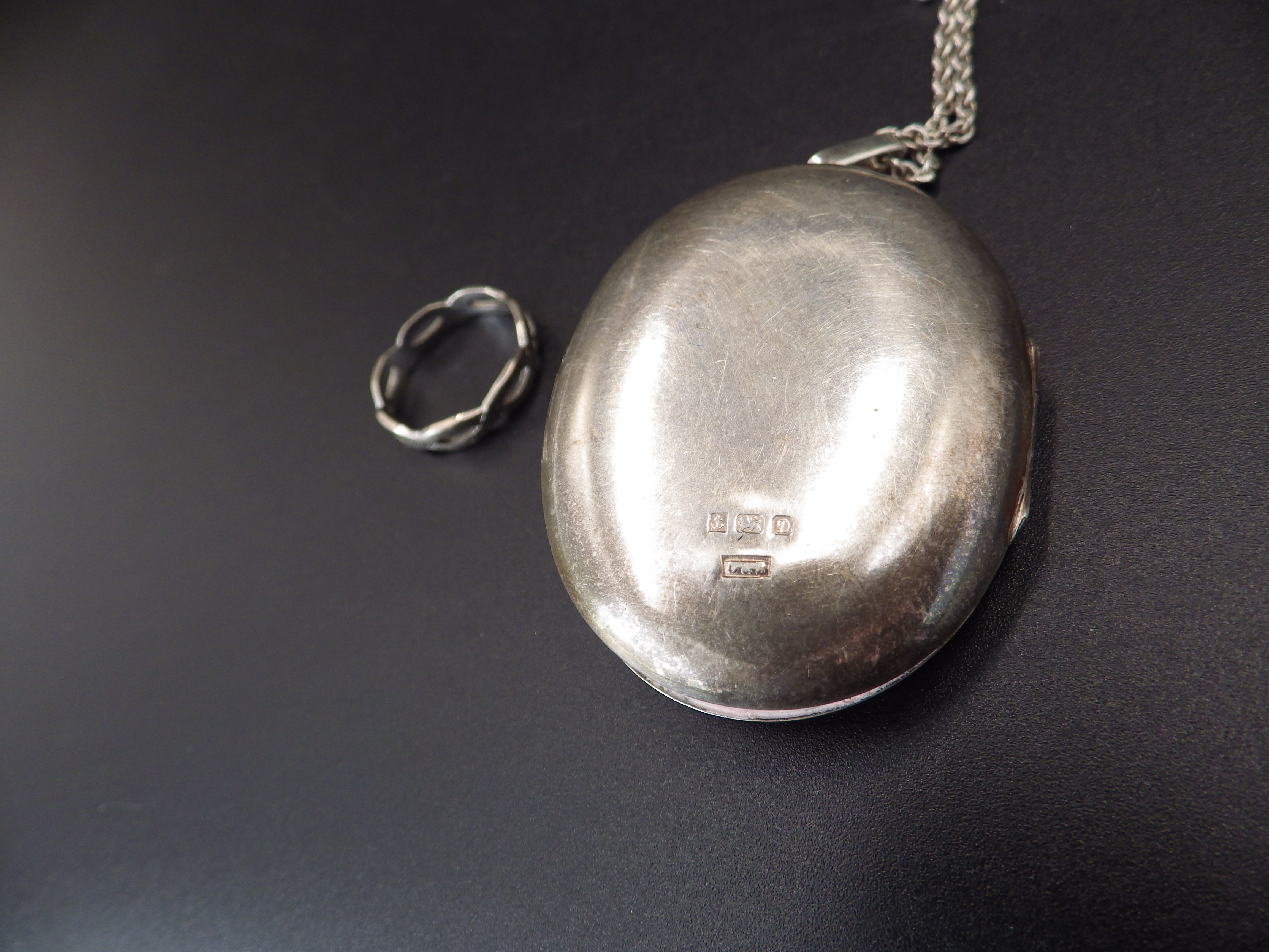 A silver hallmarked locket on a chain (Birmingham 1978) and a silver ring size M, total lot weight - Image 4 of 4