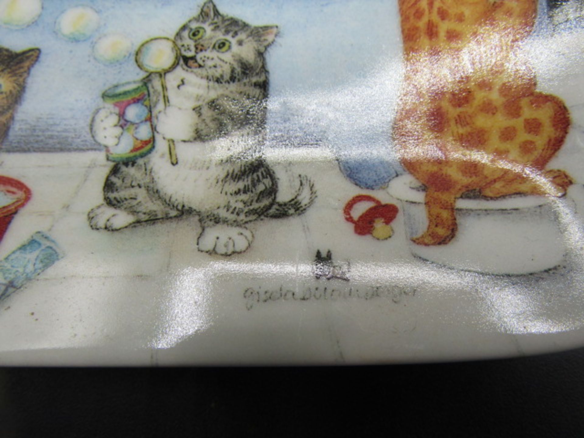 4 square cat plates, signed 18x18cm - Image 2 of 3