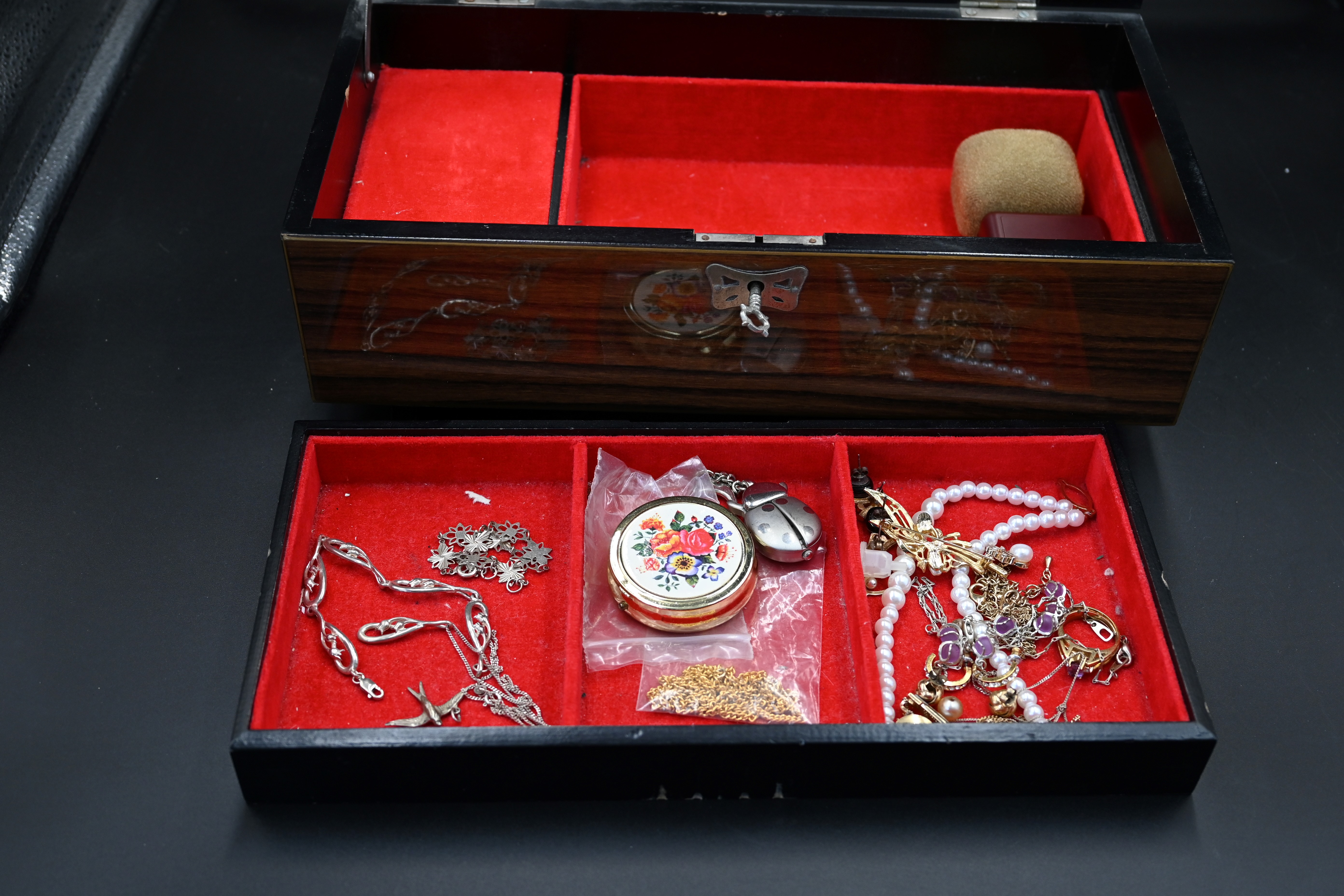 Musical jewellery box with key containing assorted costume jewellery and quantity of 925 silver - Image 5 of 5