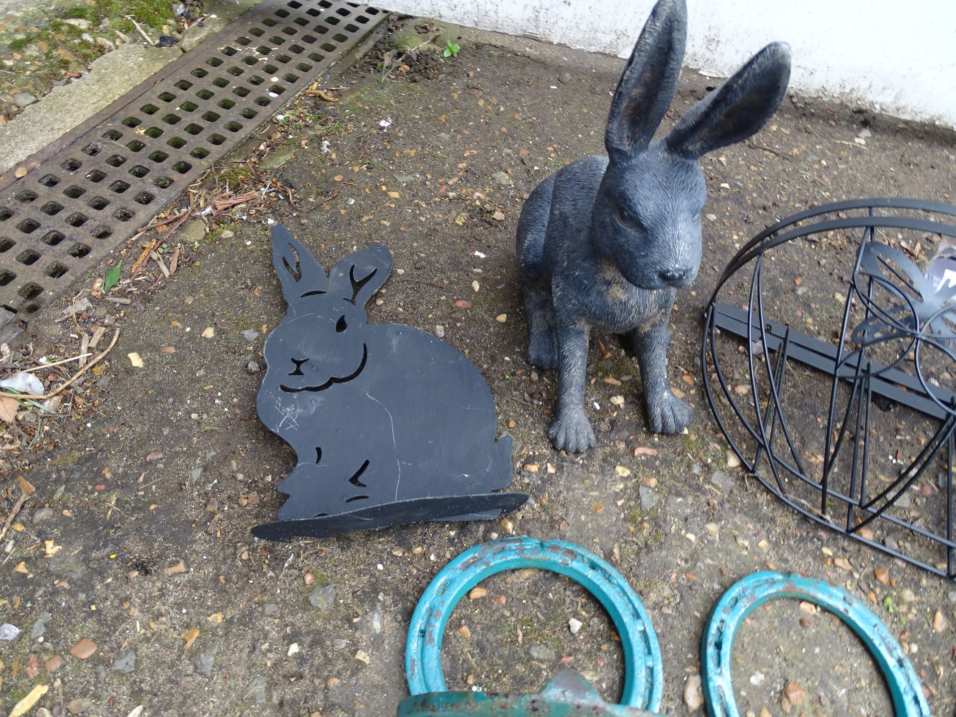 Hanging basket brackets, cast iron 'Welcome' sign and wall baskets etc - Image 5 of 5