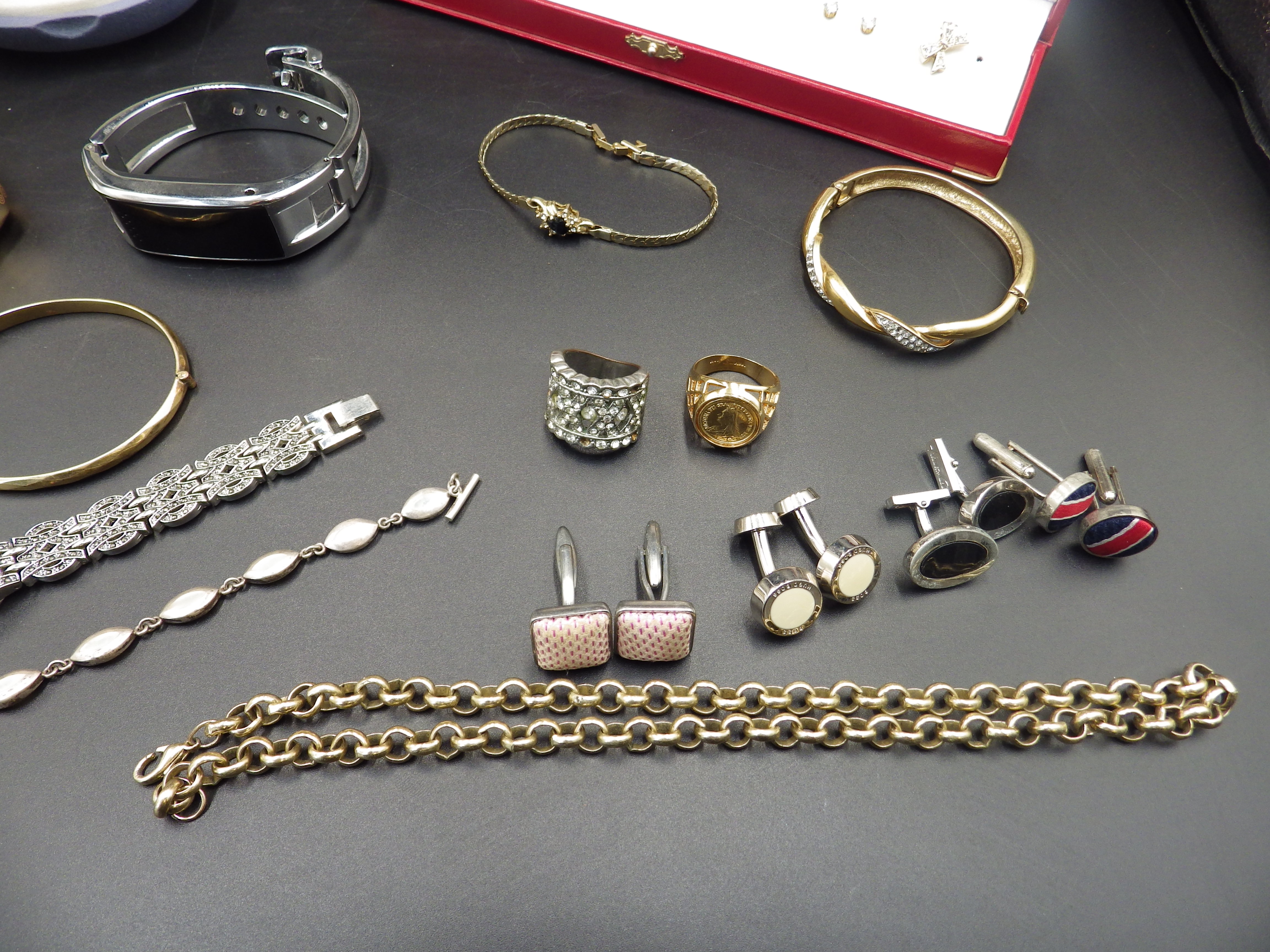 collection of costume jewellery to inclue a rolled gold bangle, 925 silver and MOP bracelet, and a - Image 2 of 5