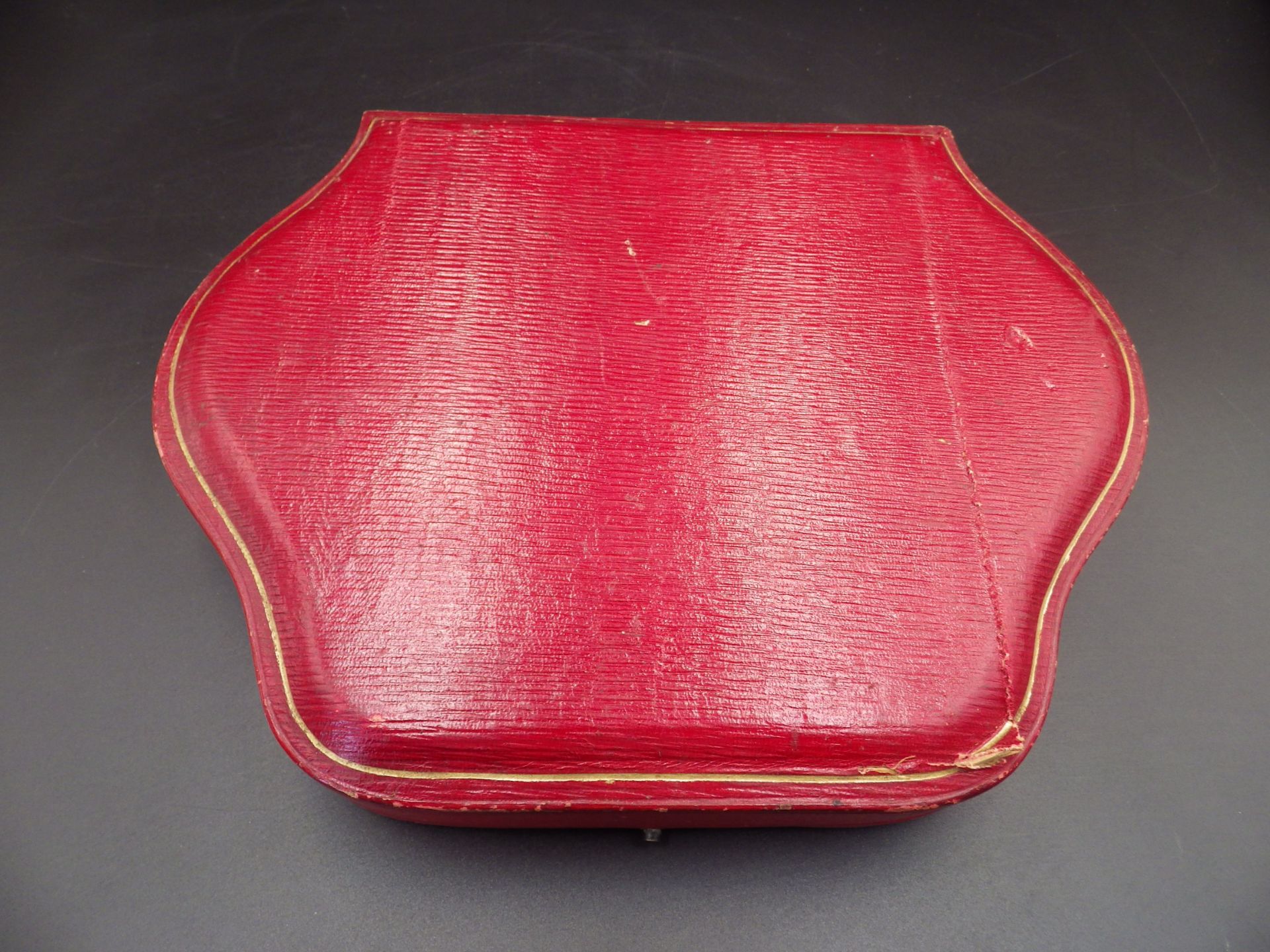 A pair of cased silver scallop shell shaped butter dishes and knives. Hallmarked - Sheffield 1901 by - Image 5 of 5