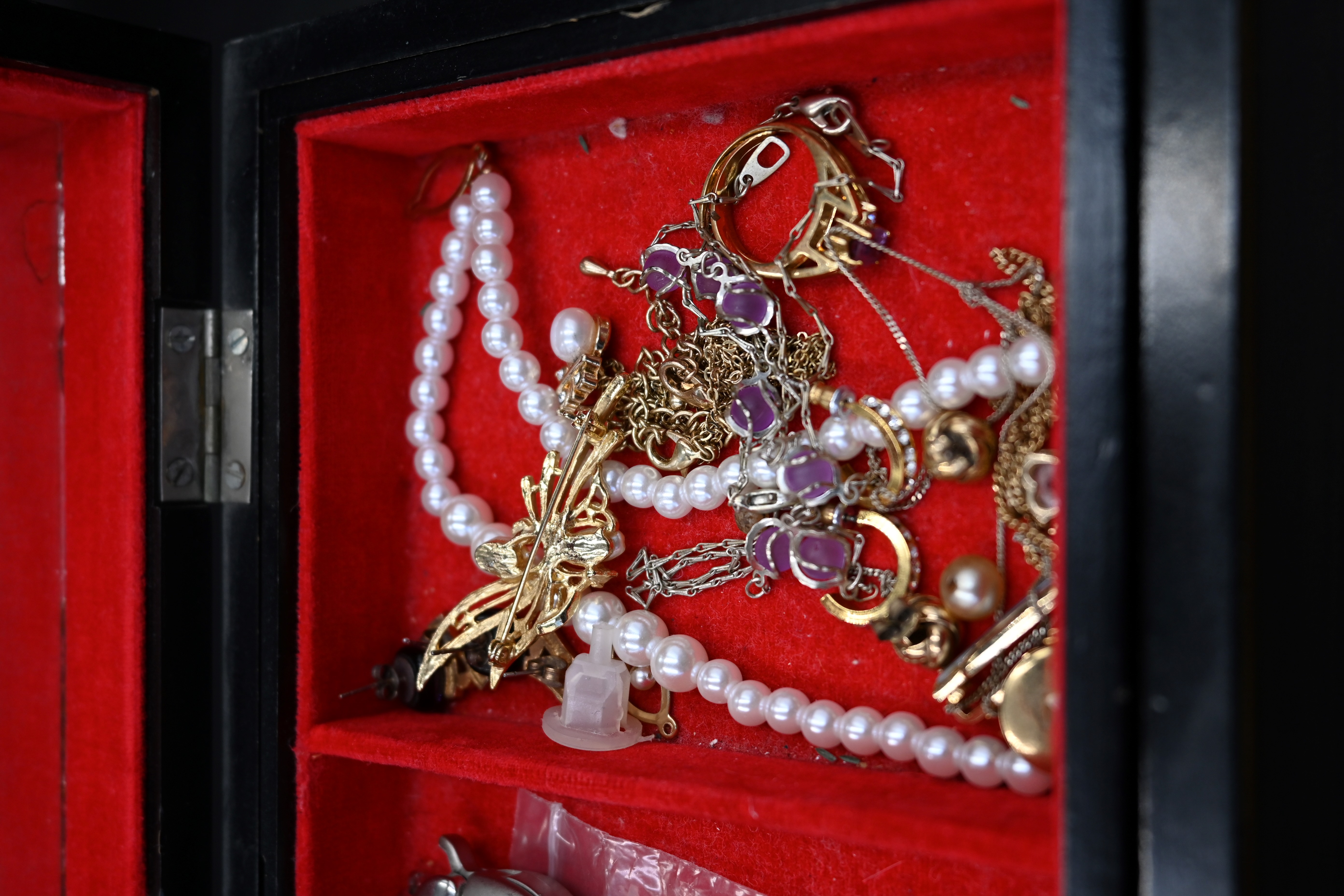 Musical jewellery box with key containing assorted costume jewellery and quantity of 925 silver - Image 3 of 5