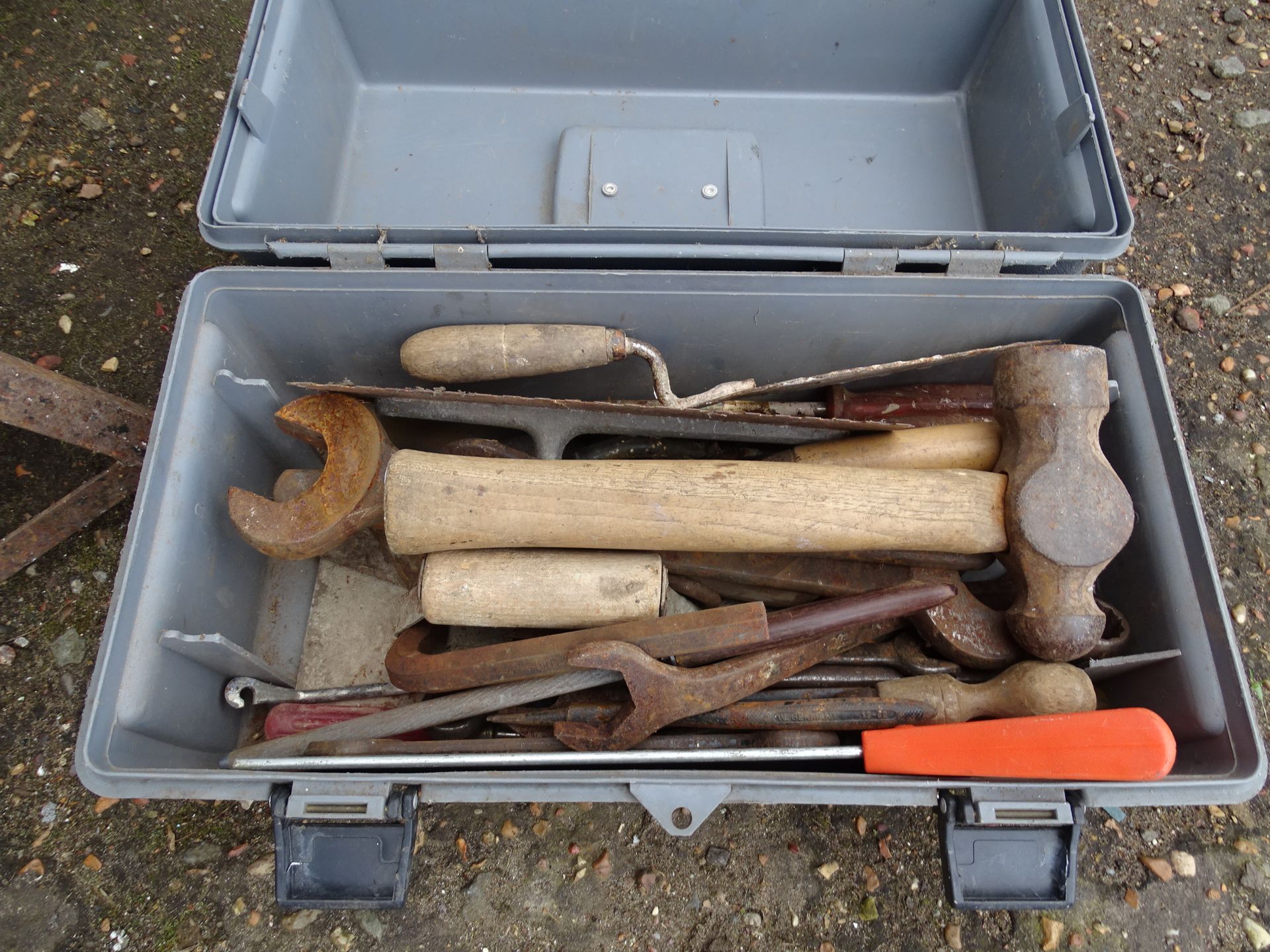 Toolbox with tools to include hammer and spanners and an axle stand - Image 2 of 3