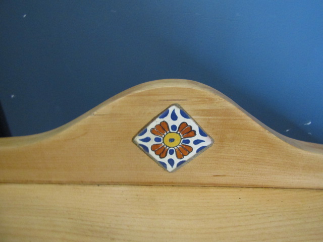 Susan Micheal Pine bedside and unit with daisy style handles and inlaid tile , sanded and waxed - Image 4 of 7