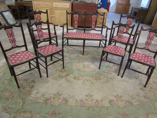 An Edwardian salon suite comprising 4 dining chairs, 2 carver chairs and a 2 seat 'sofa'