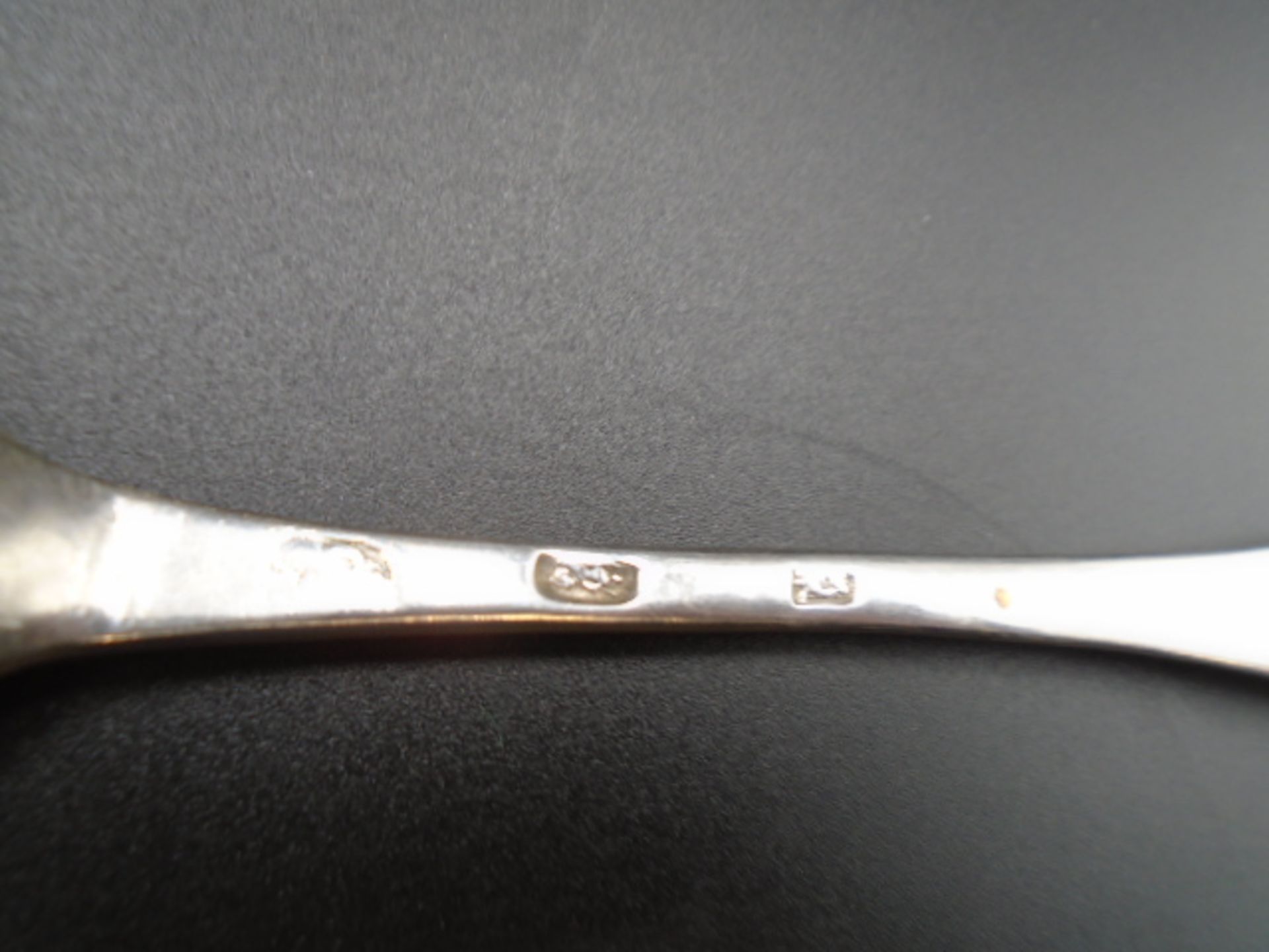 Silver Queen Anne dessert spoon C.1712 by Thomas Sprackman (rat tail) with crest to underside 40g - Image 3 of 5