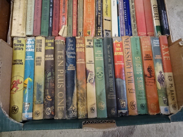 2 Trays of vintage books to include Horror novels - Image 2 of 5