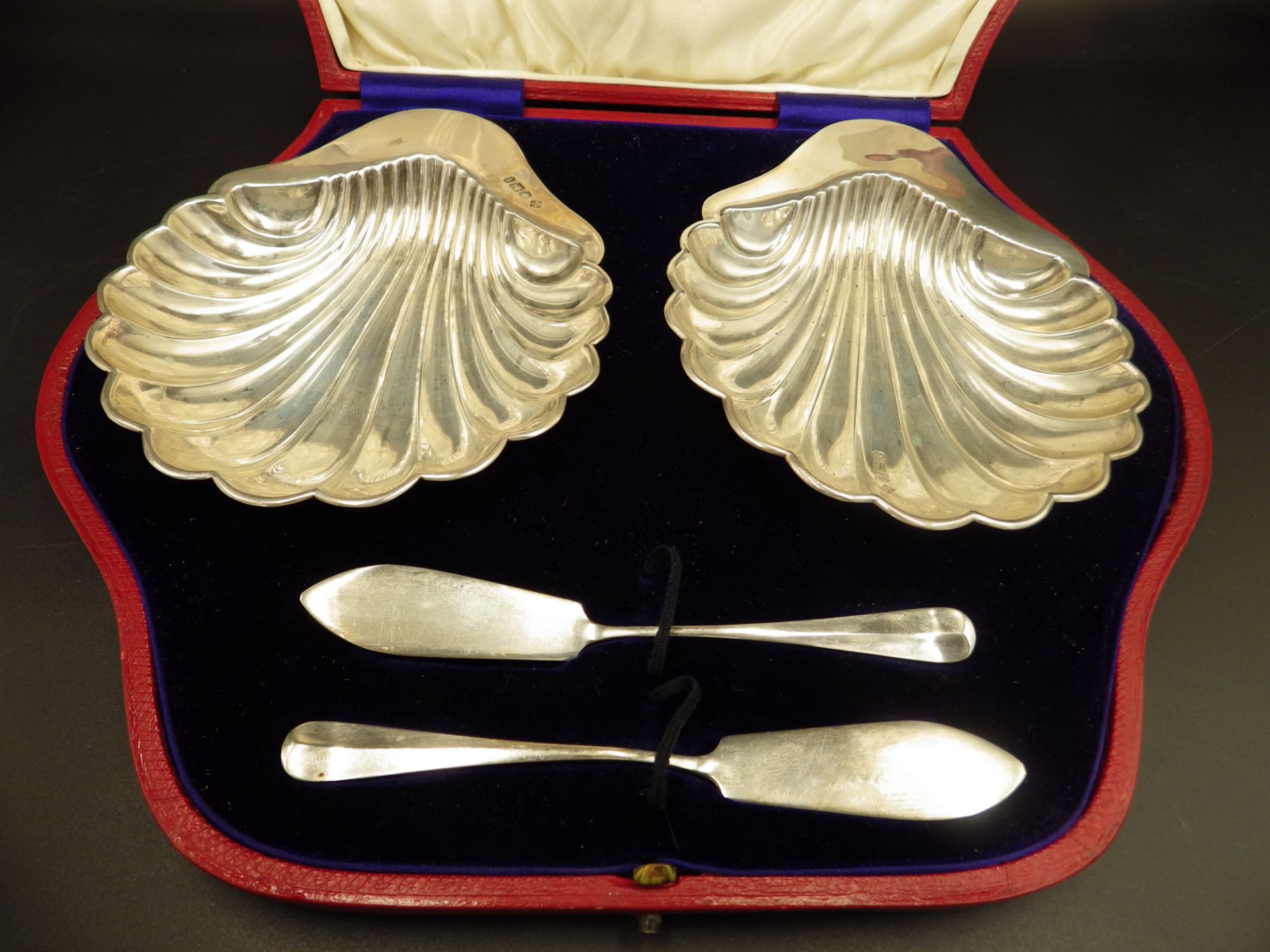 A pair of cased silver scallop shell shaped butter dishes and knives. Hallmarked - Sheffield 1901 by - Image 2 of 5