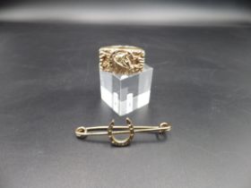 9ct gold ring with the image of a Horse head surrounded by a horseshoe, hallmarked London size X,