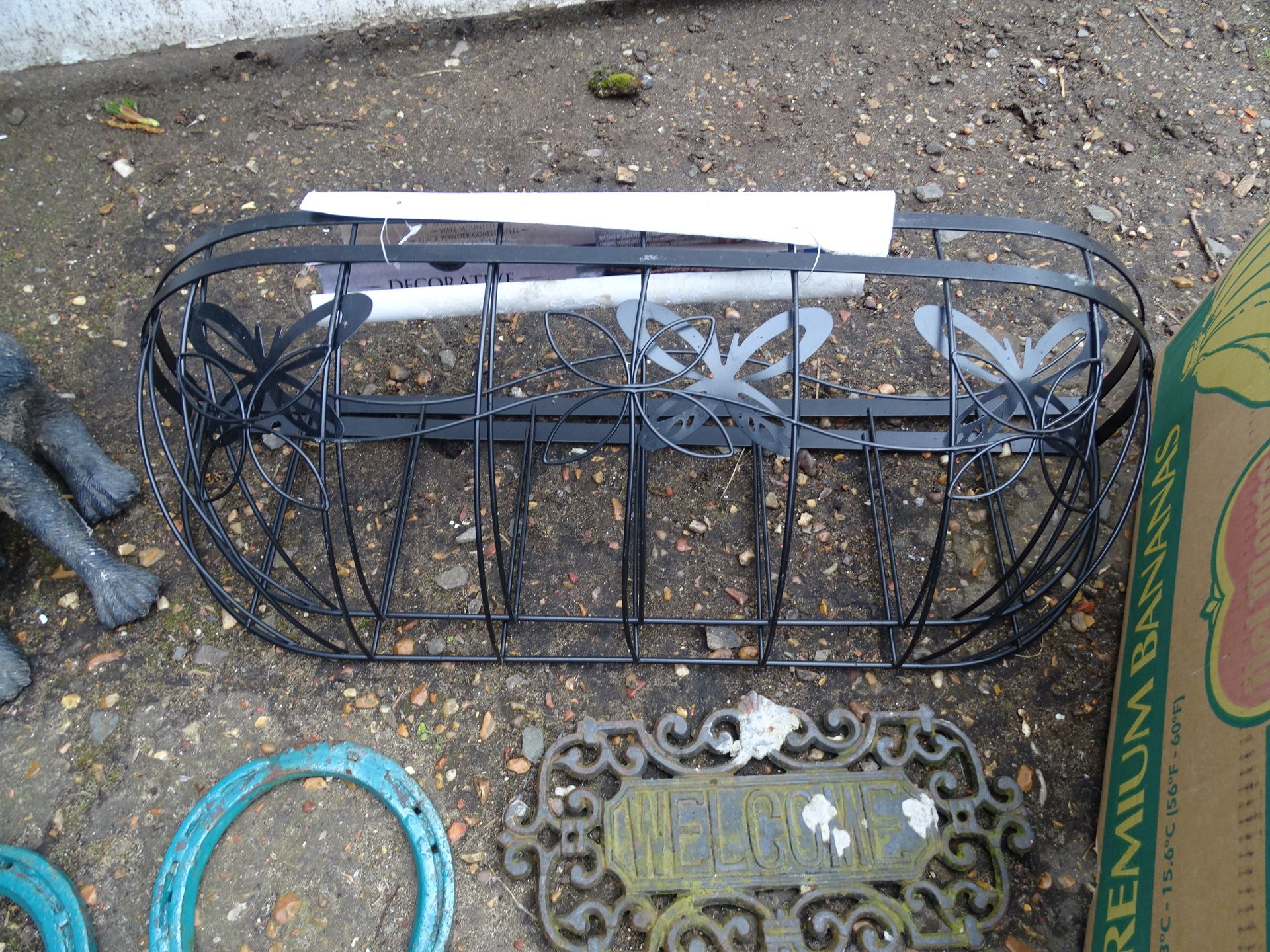 Hanging basket brackets, cast iron 'Welcome' sign and wall baskets etc - Image 4 of 5