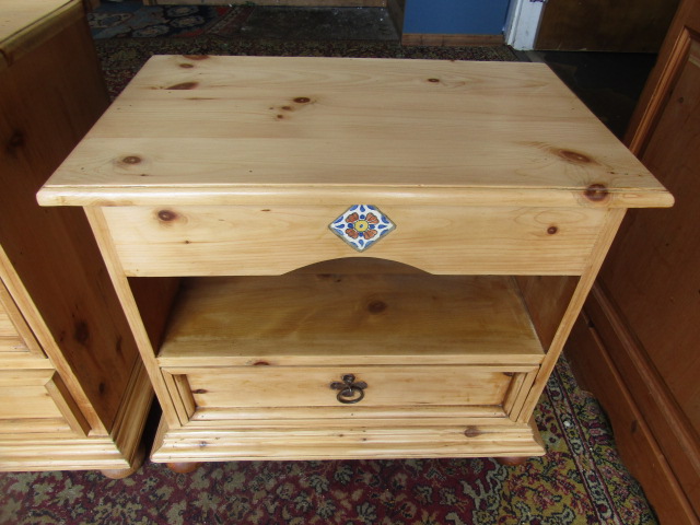 Susan Micheal Pine bedside and unit with daisy style handles and inlaid tile , sanded and waxed - Image 5 of 7