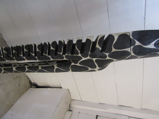 A tall wooden giraffe cd rack - Image 3 of 3
